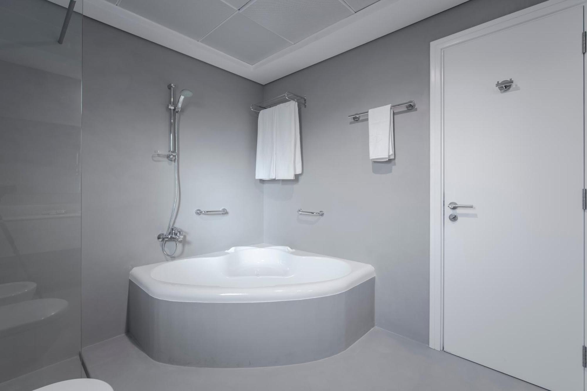 Premium Two-Bedroom Apartment with Balcony,1551565192:JPEG