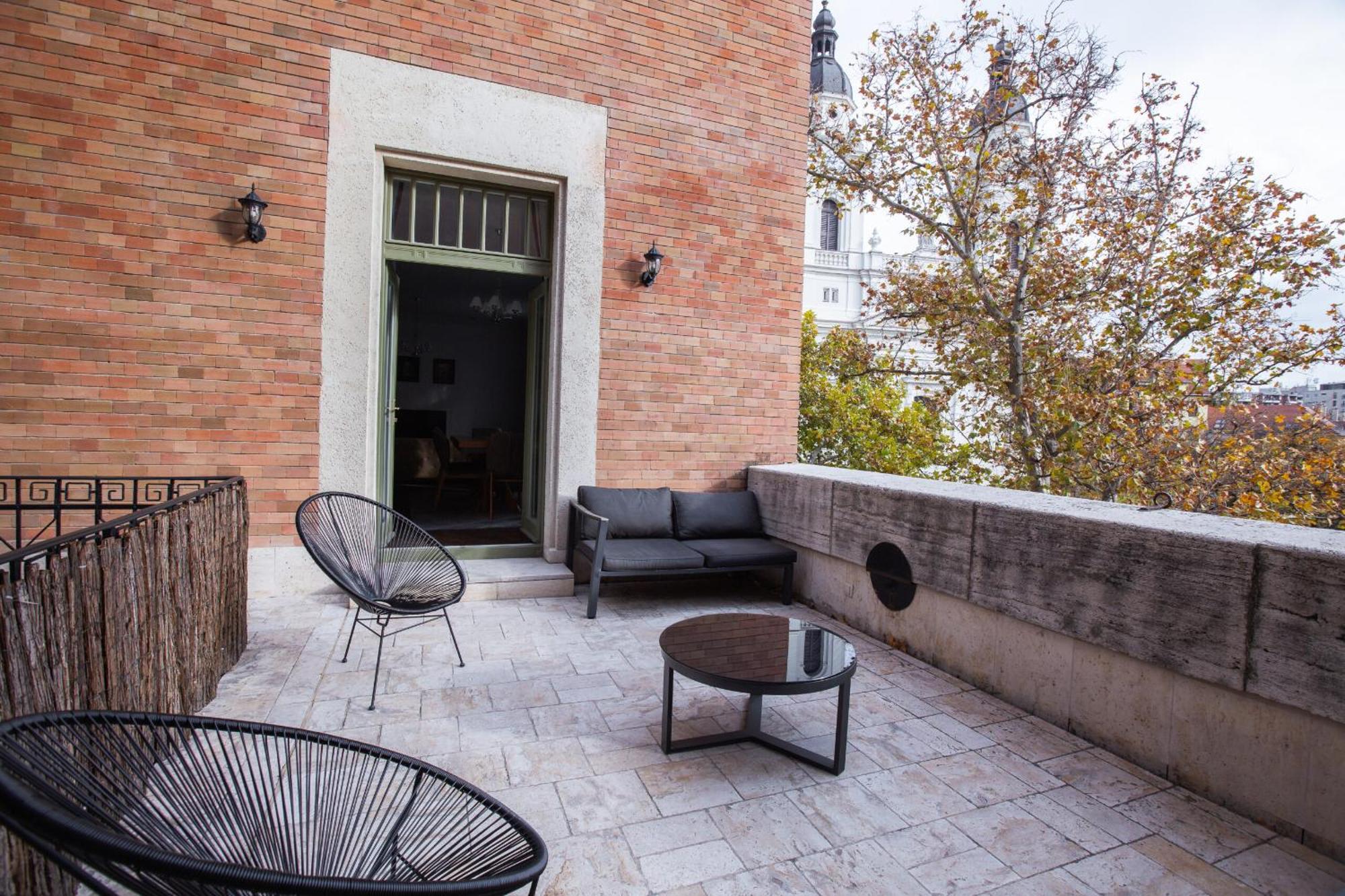 Apartment with Terrace,1552162102:JPEG