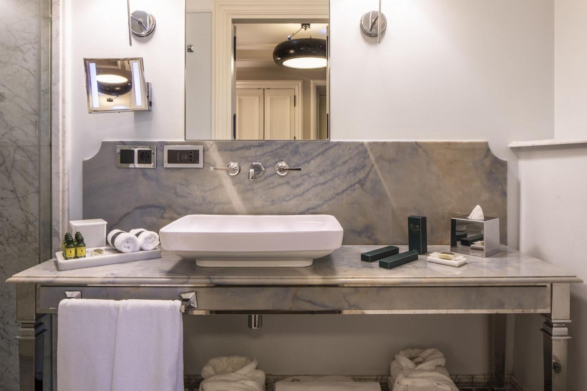 Executive Suite,1552271971:JPEG