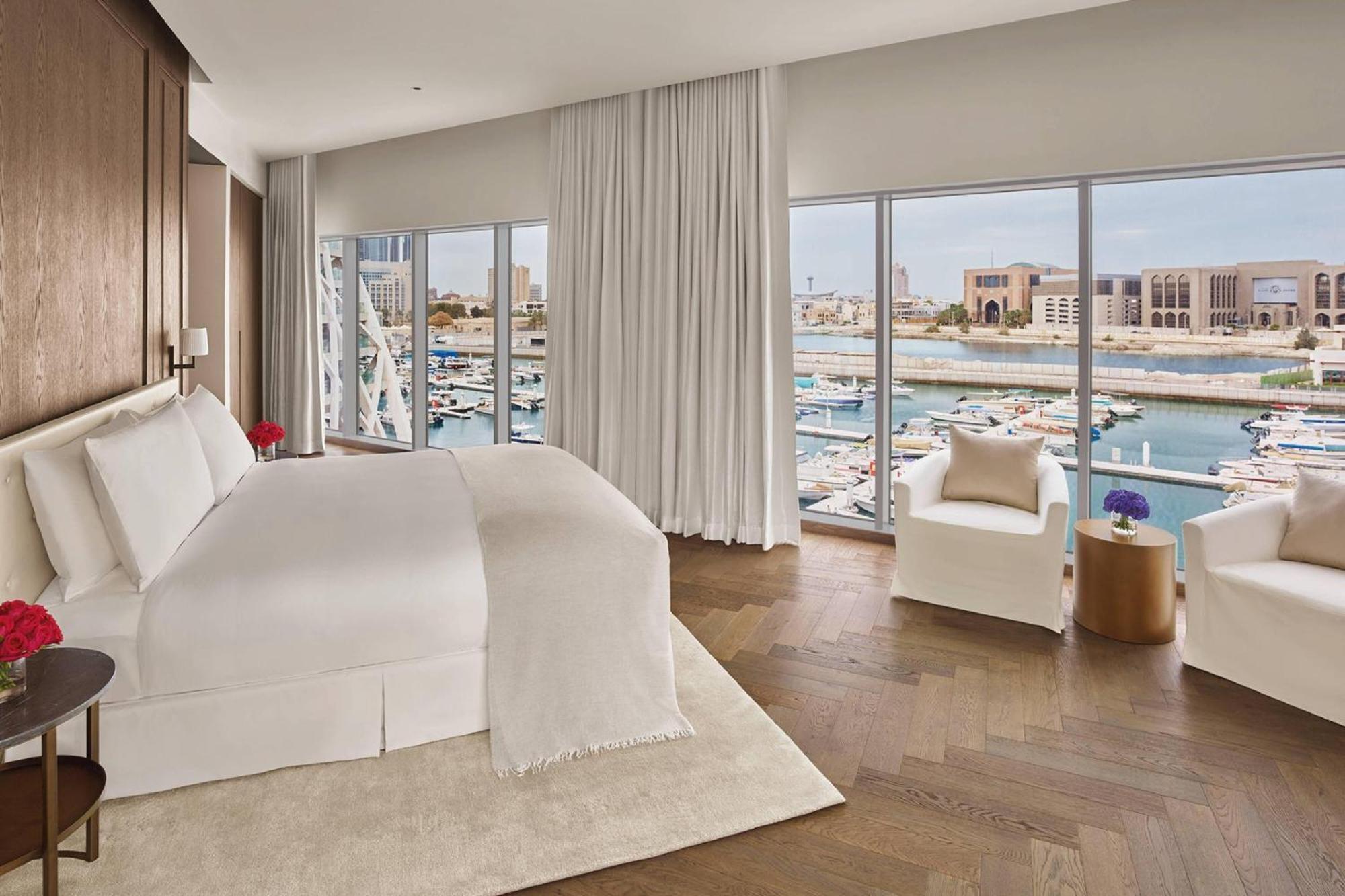 Premier Suite mit Kingsize-Bett und Aussicht auf den Yachthafen