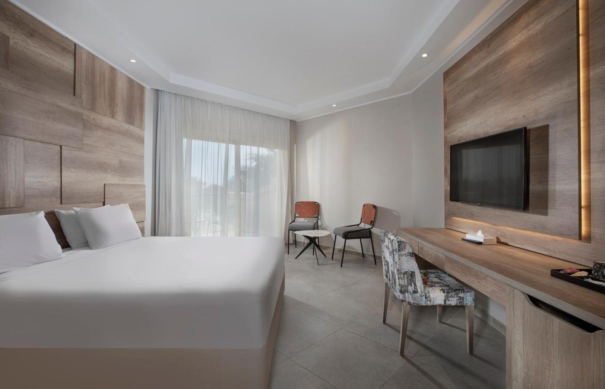 Deluxe Pool or Side Sea View,1583134652:JPEG