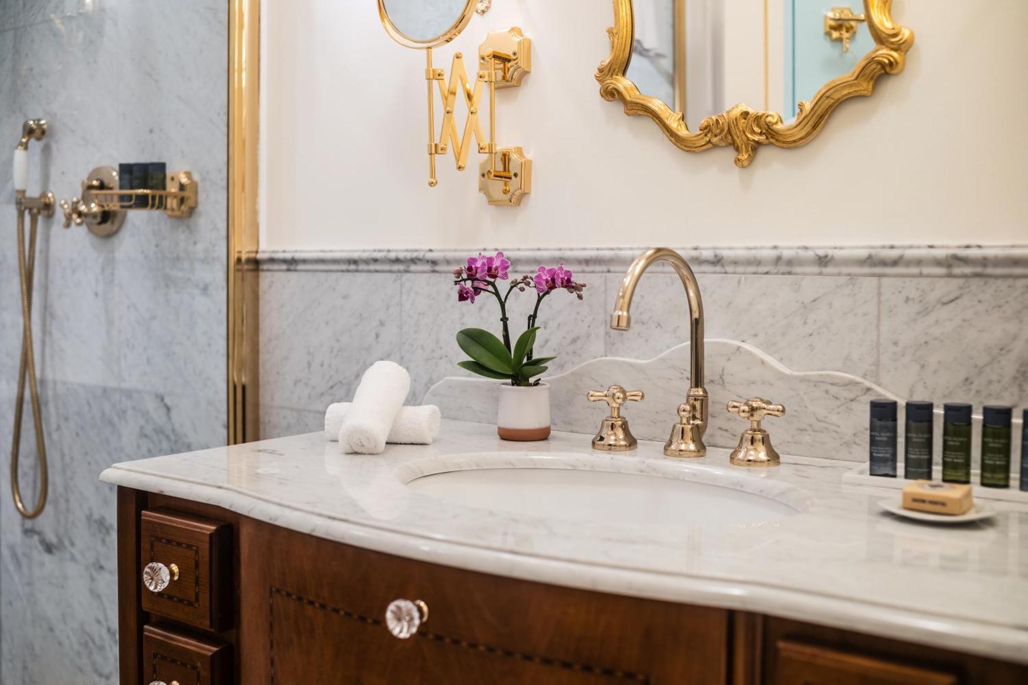 Deluxe King Room,1586851257:JPEG