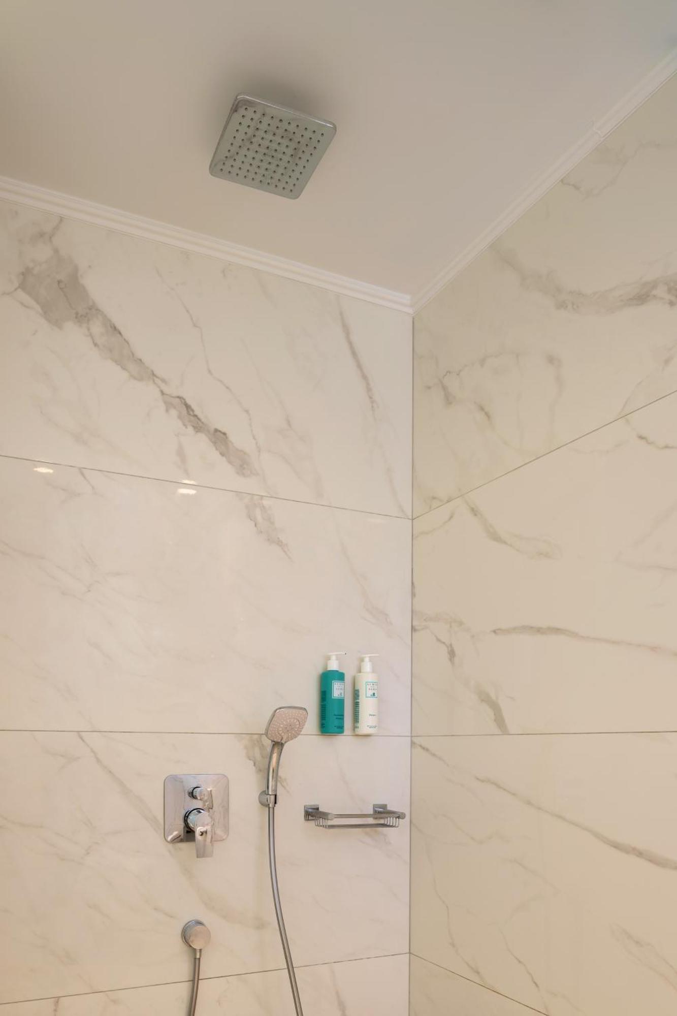 White Deluxe Suite mit Meerblick