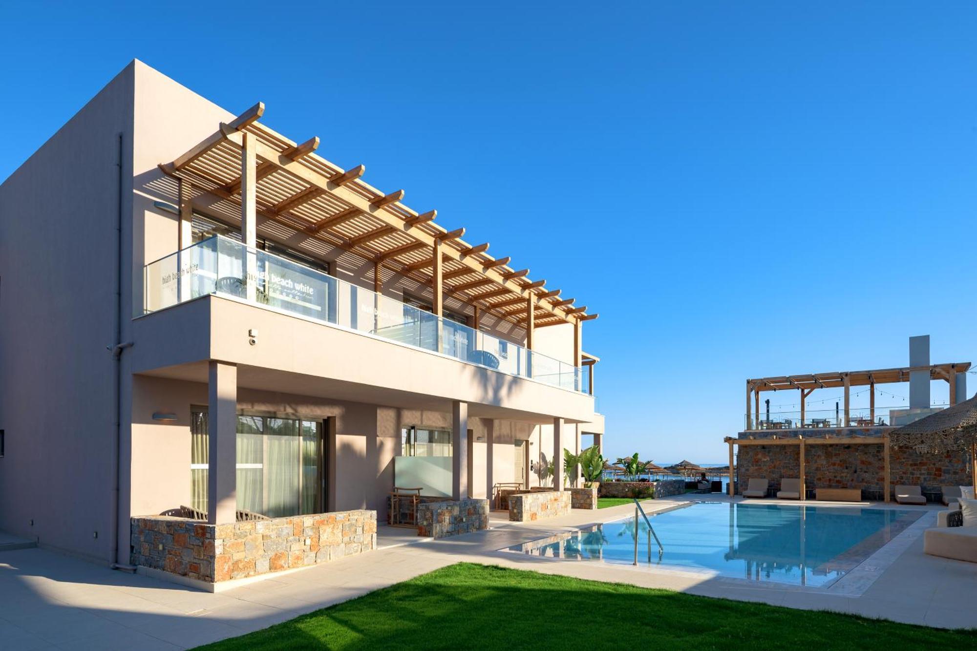 White Deluxe Swim-Up-Suite