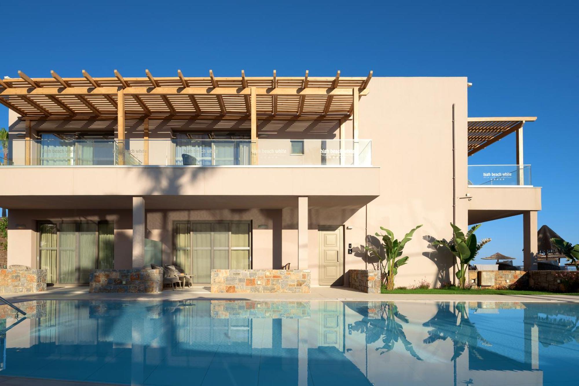 White Deluxe Swim-Up Suite,1595451873:JPEG