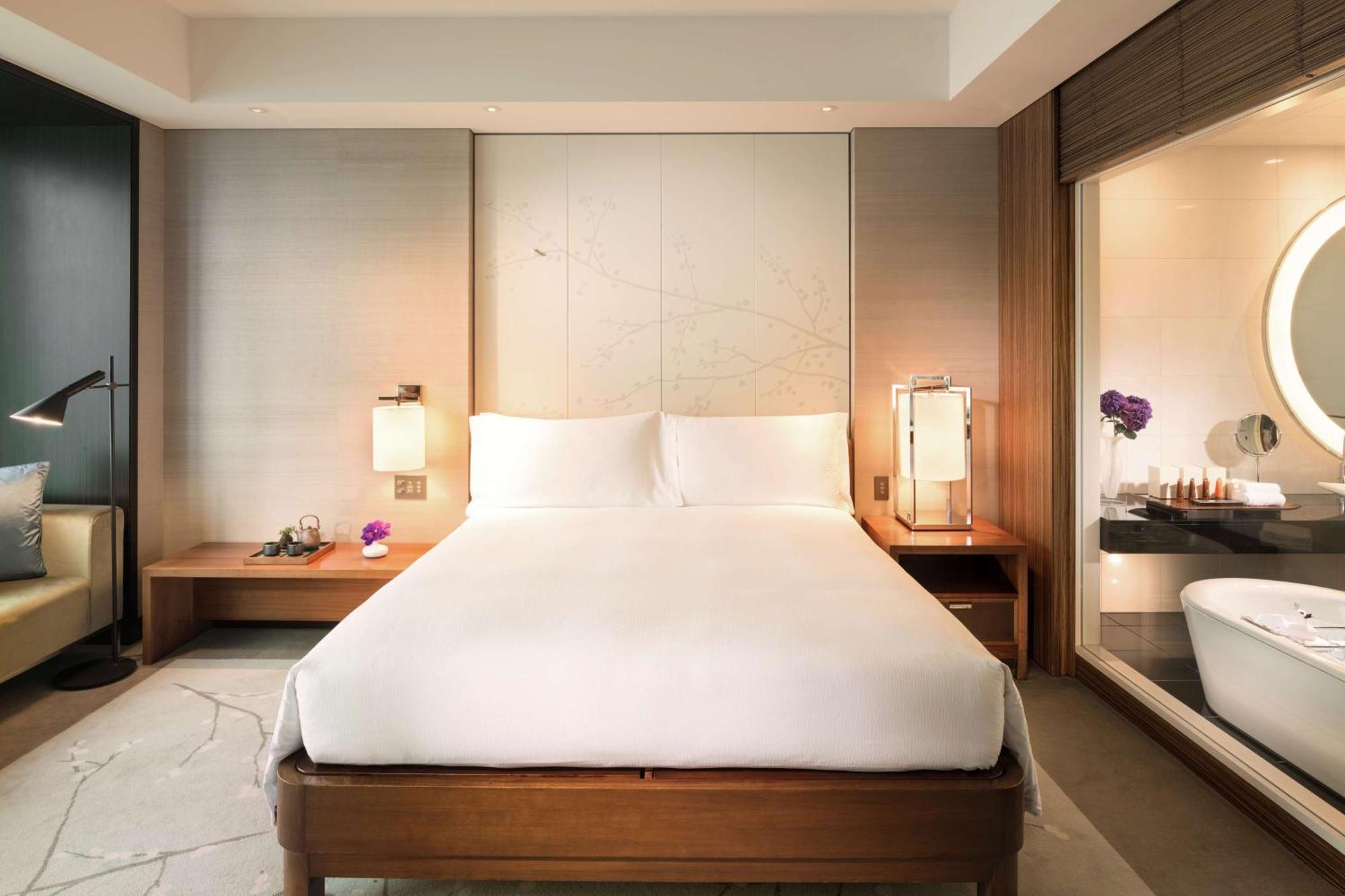 Zimmer mit Kingsize-Bett und Blick auf die Bucht