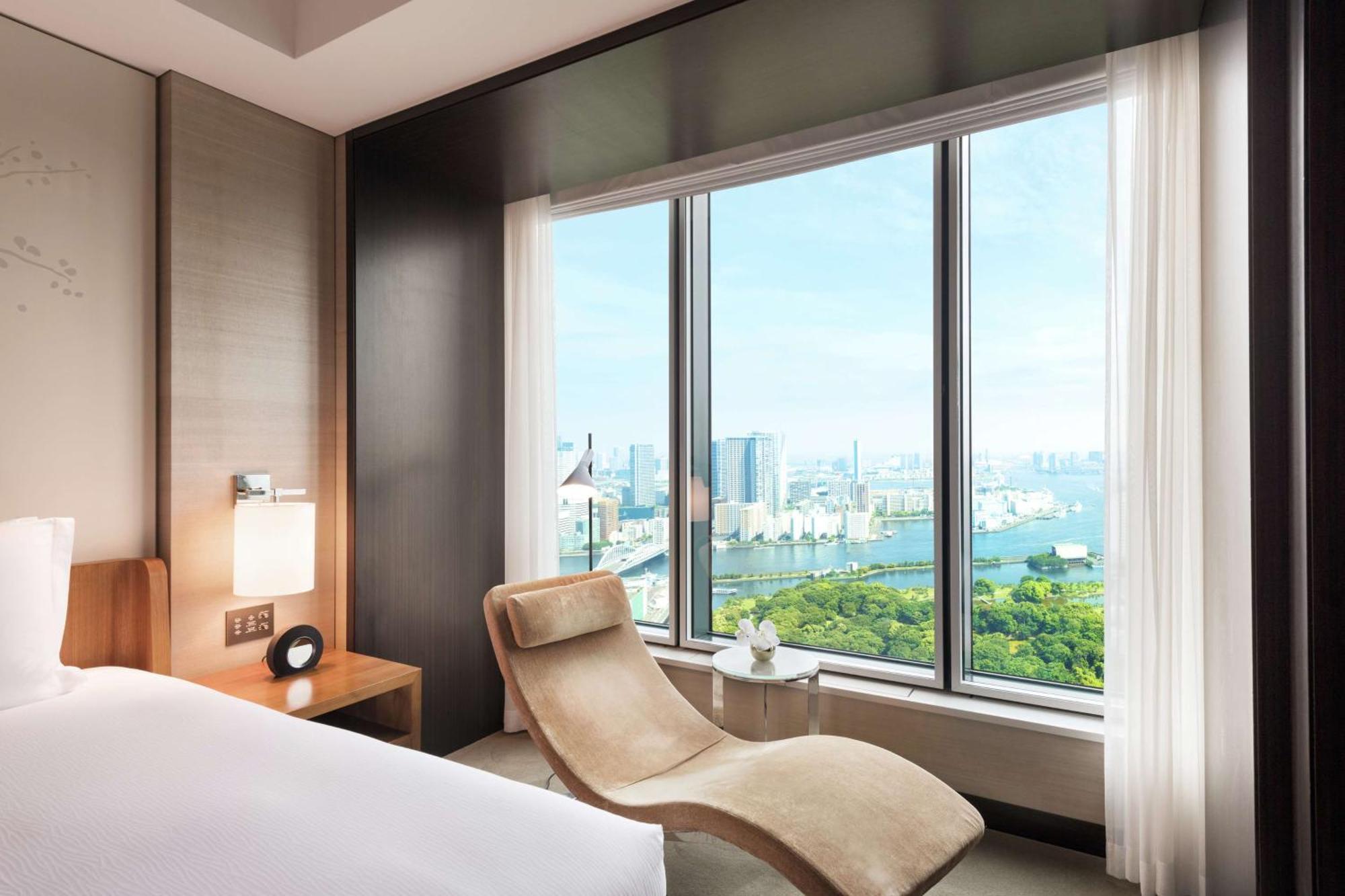 Suite mit Kingsize-Bett und Blick auf die Bucht