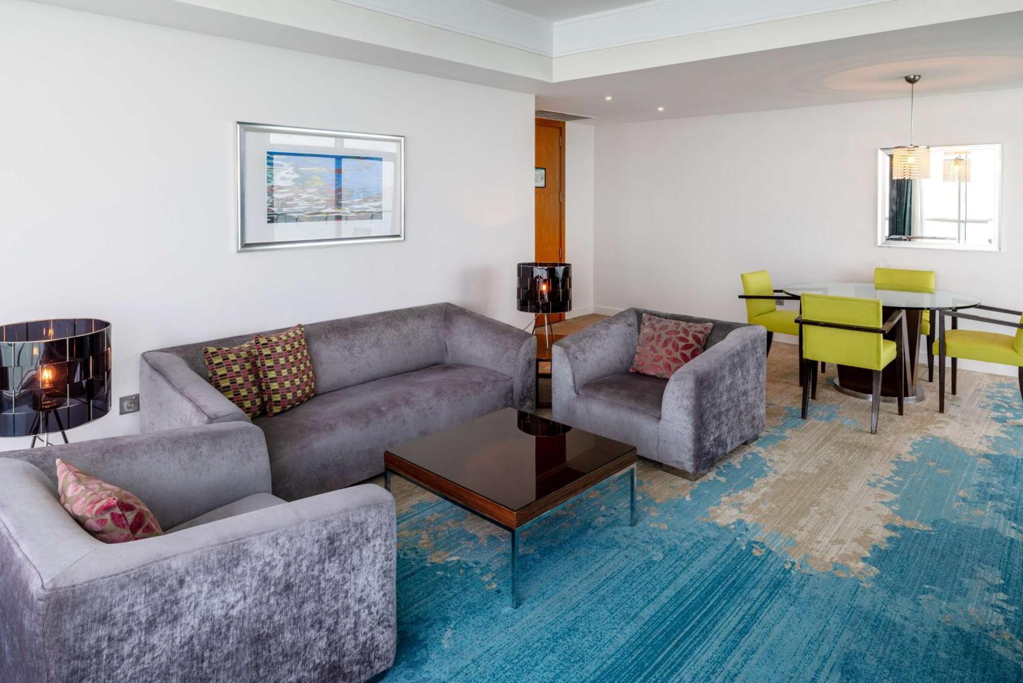 Familiensuite mit Balkon und Panoramablick aufs Meer