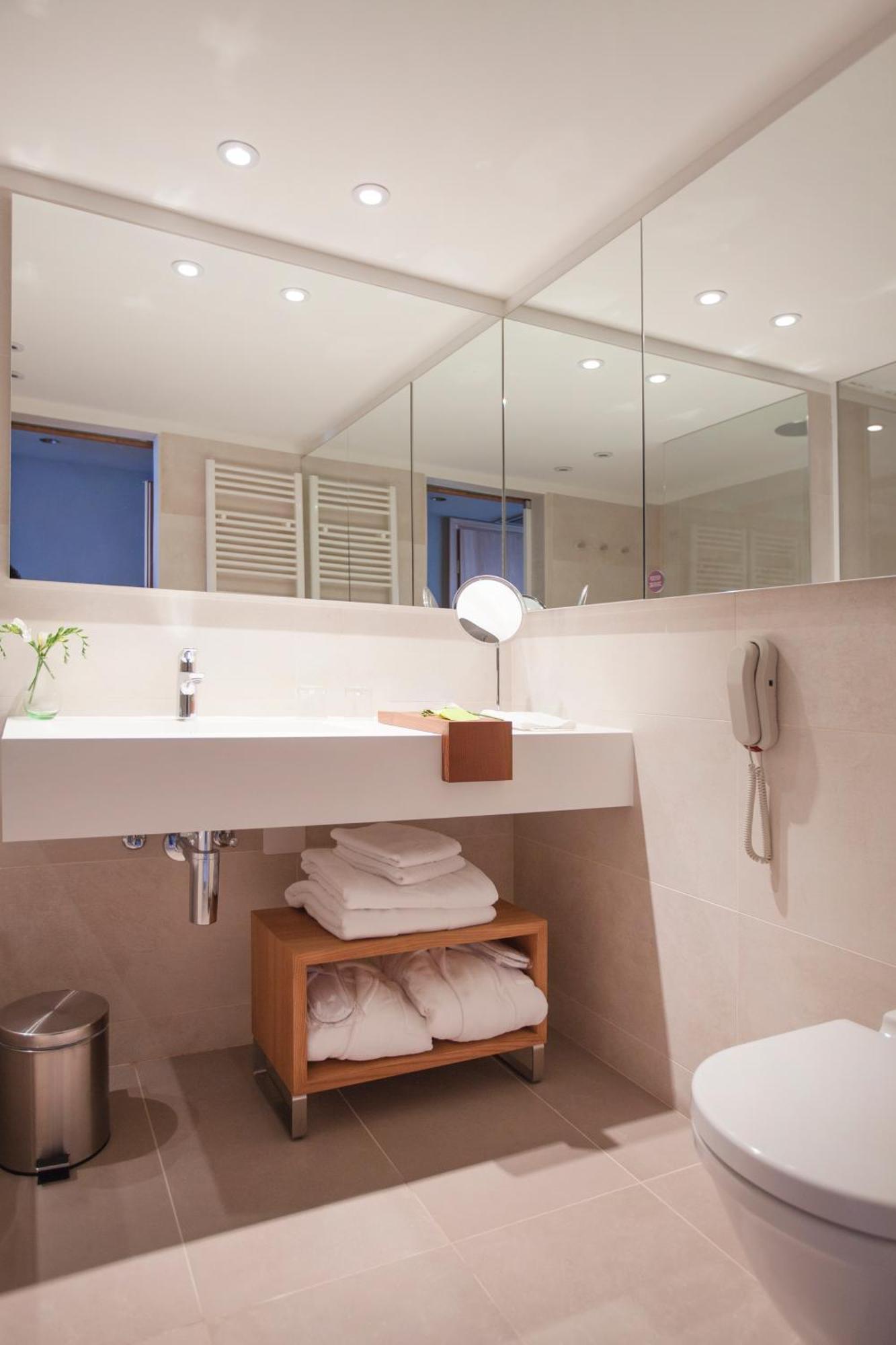 Deluxe Double Room with Sea View and Balcony