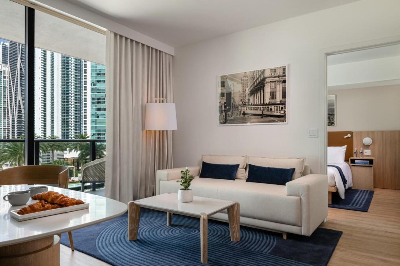 Suite mit 1 Schlafzimmer mit 2 Betten und Stadtblick