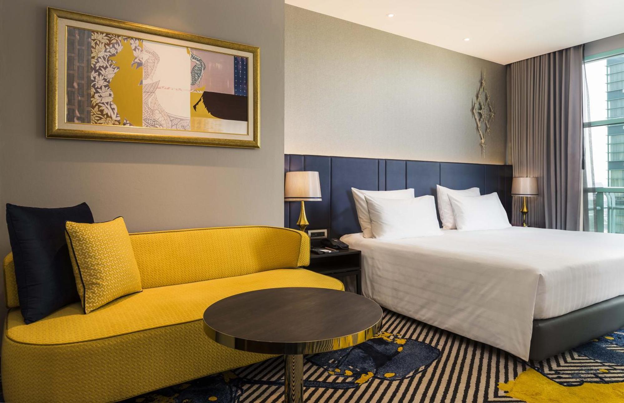 Grand Deluxe Club Zimmer mit Kingsize-Bett und Stadtblick