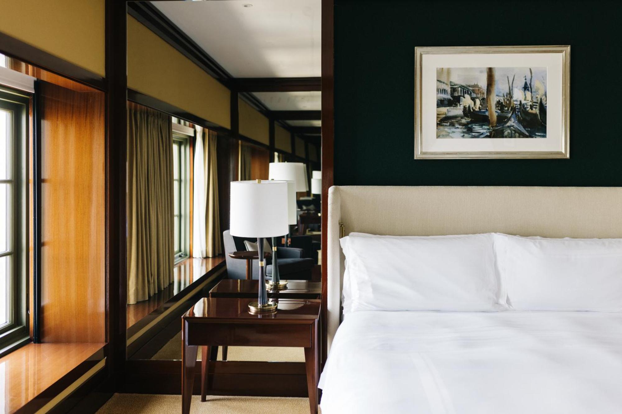 Barrierefreies Zimmer mit Kingsize-Bett und Flussblick