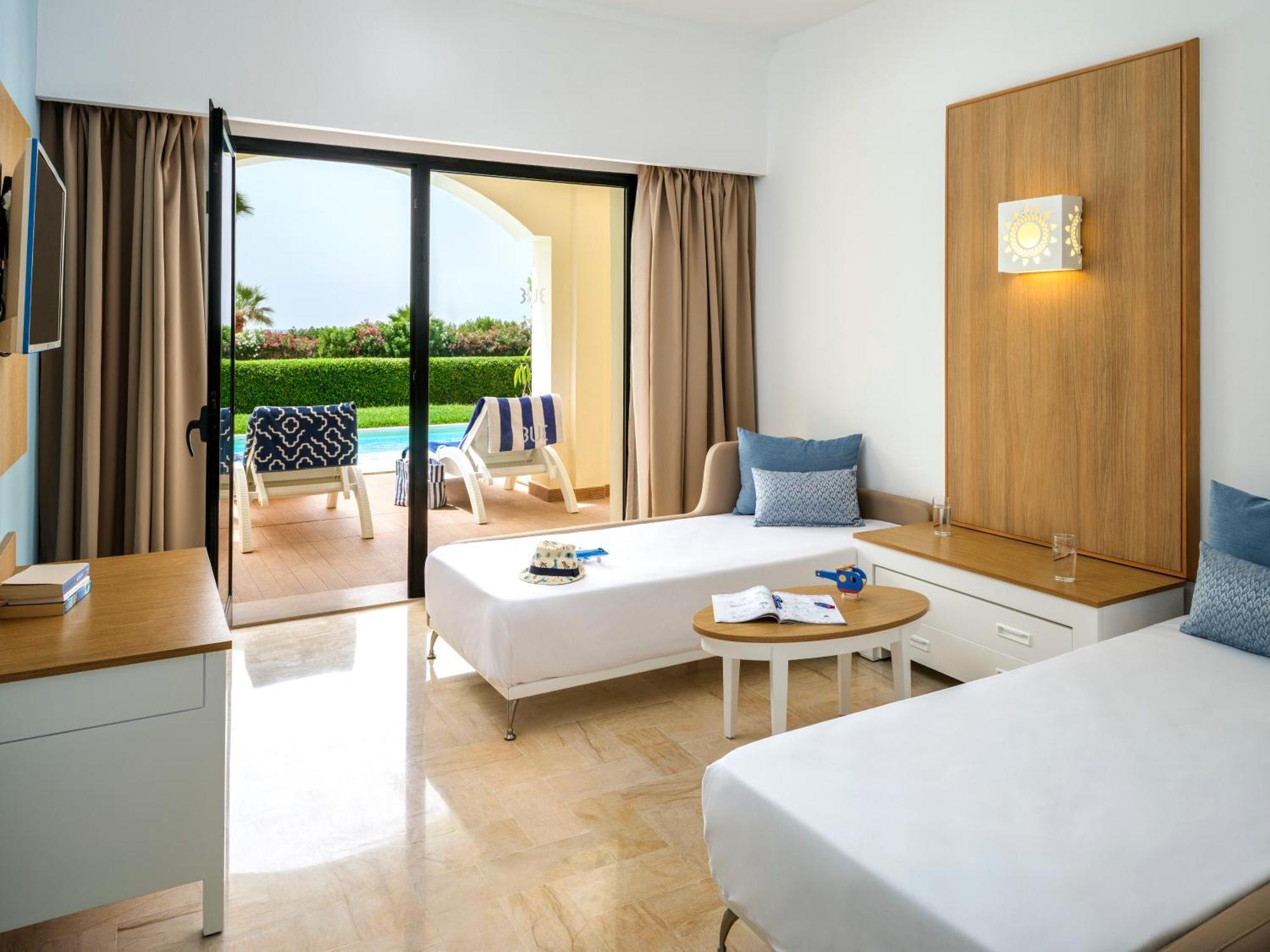 Family Room Swim Up,1617506497:JPEG