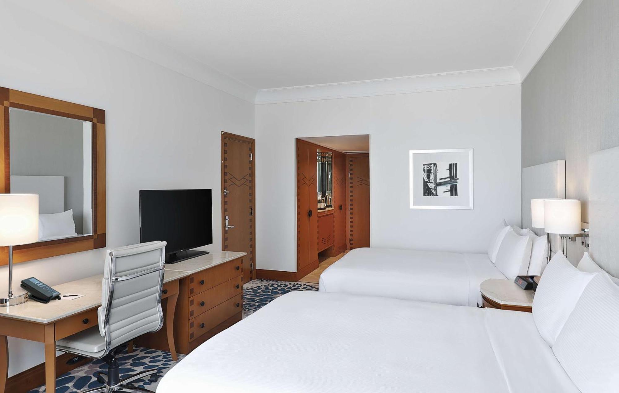 Deluxe Zimmer mit 2 Queensize-Betten, Meerblick und Balkon