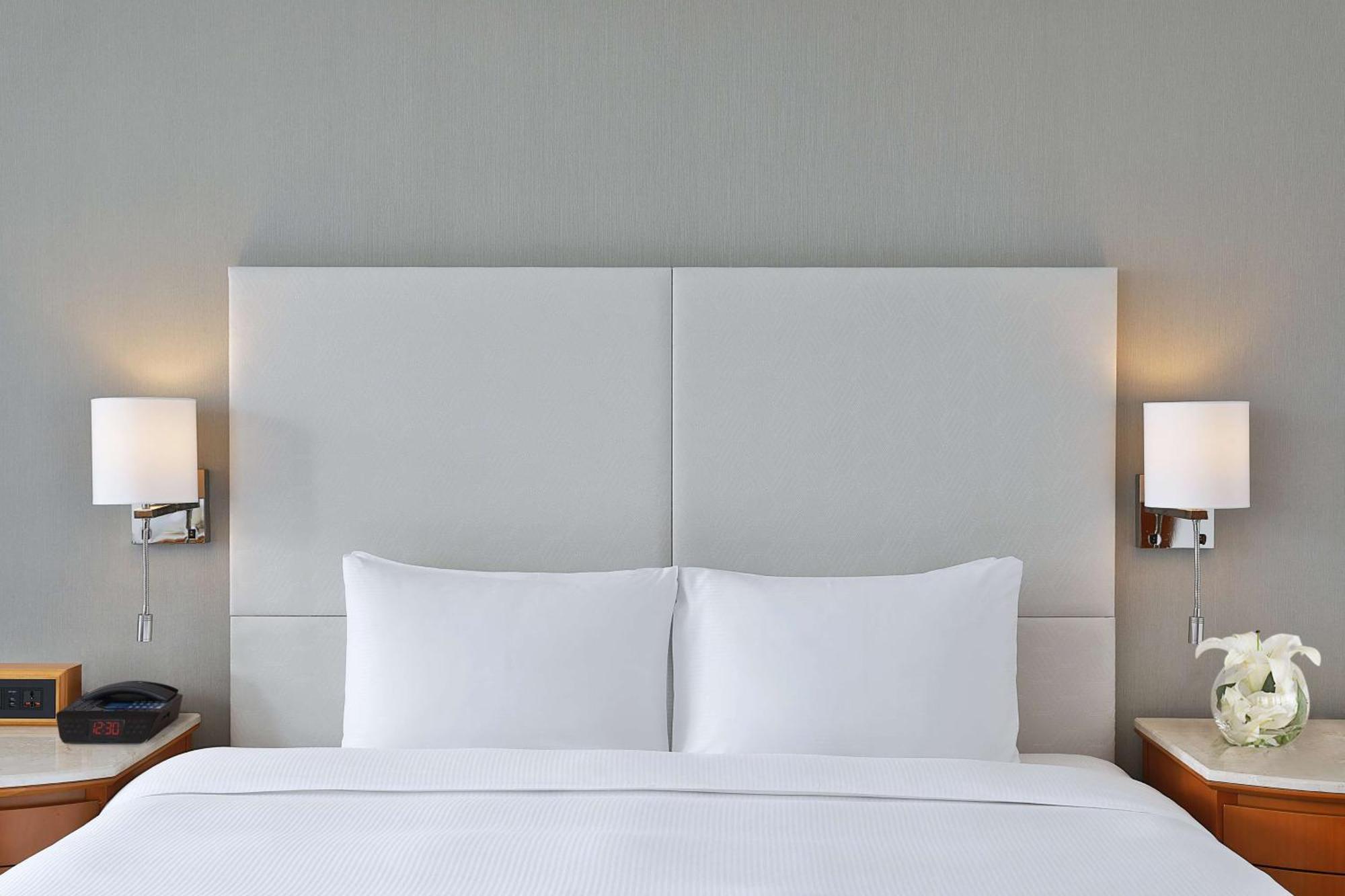 Deluxe Zimmer mit Kingsize-Bett und Blick auf Ain Dubai und das Meer