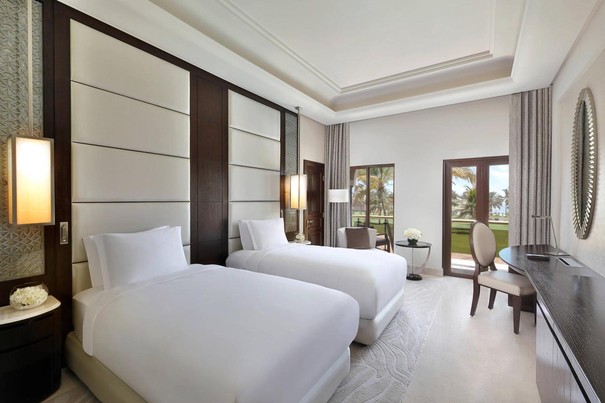 Deluxe Zimmer mit 2 Einzelbetten, Balkon und Poolblick