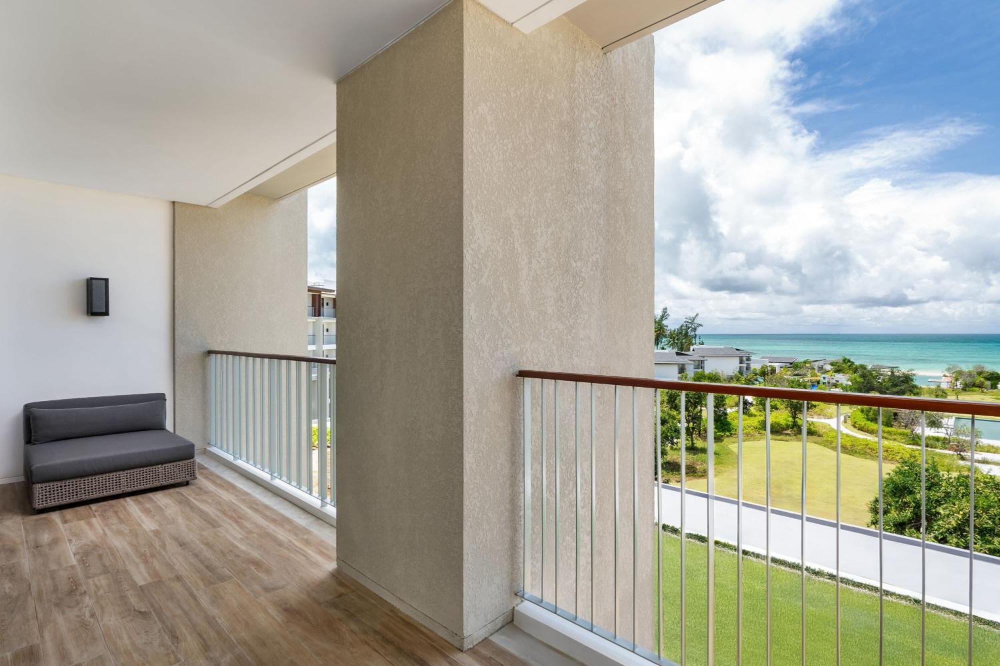 Suite mit Kingsize-Bett, einem Balkon und Meerblick