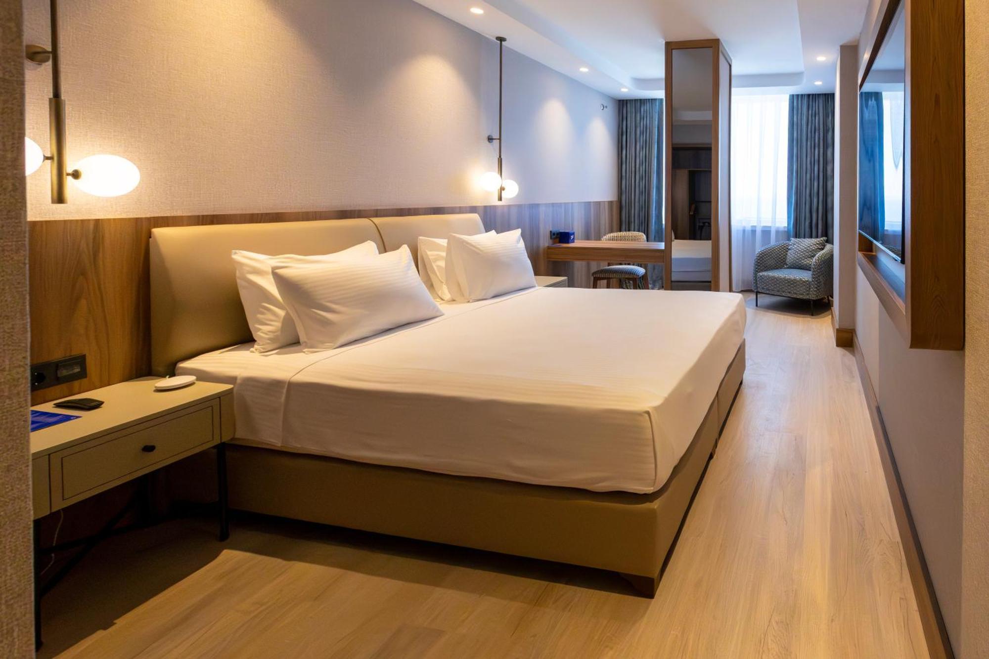 Standardzimmer mit Kingsize-Bett und seitlichem Meerblick