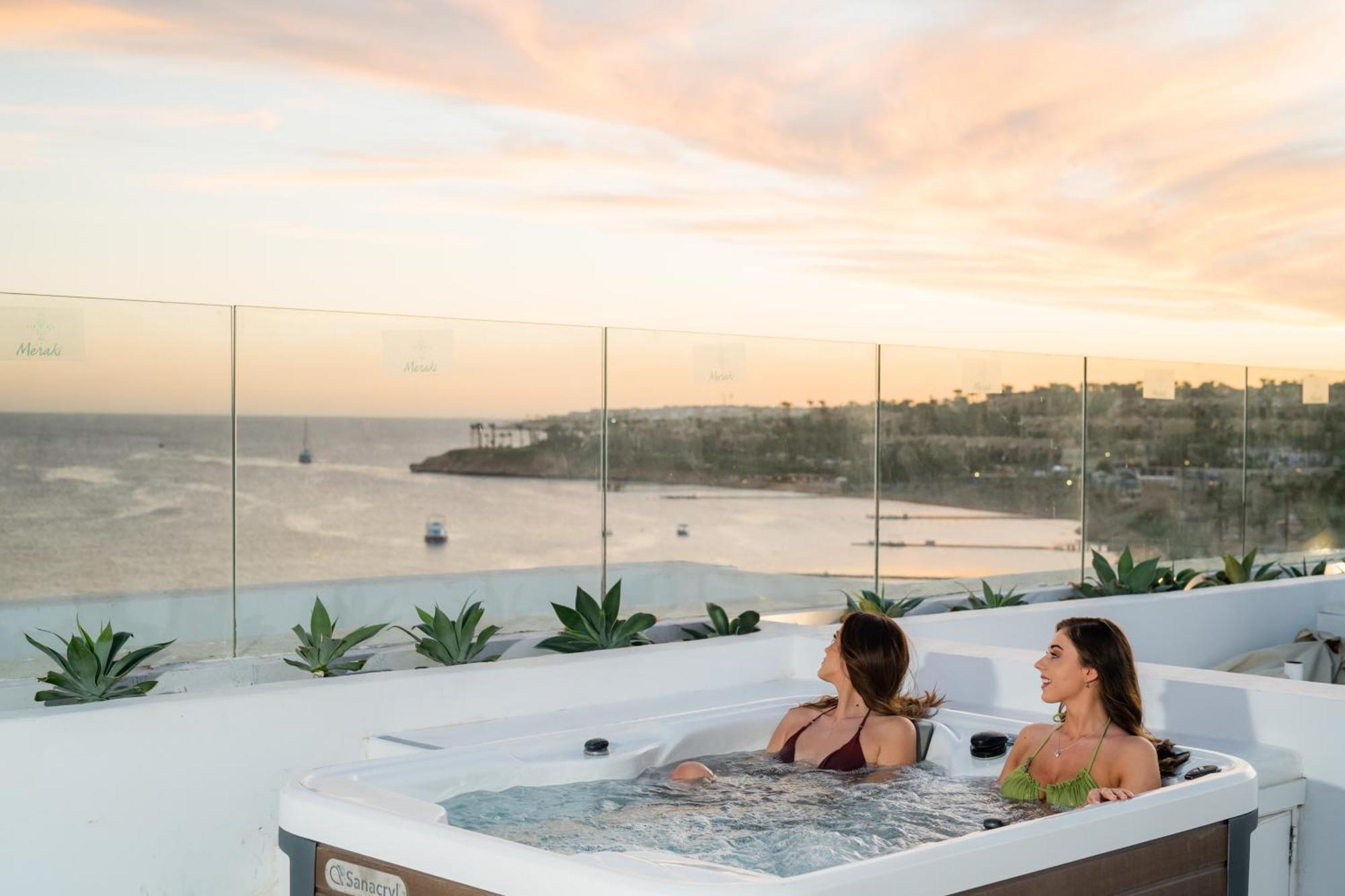 Jacuzzi Suite „The Party Never Ends"