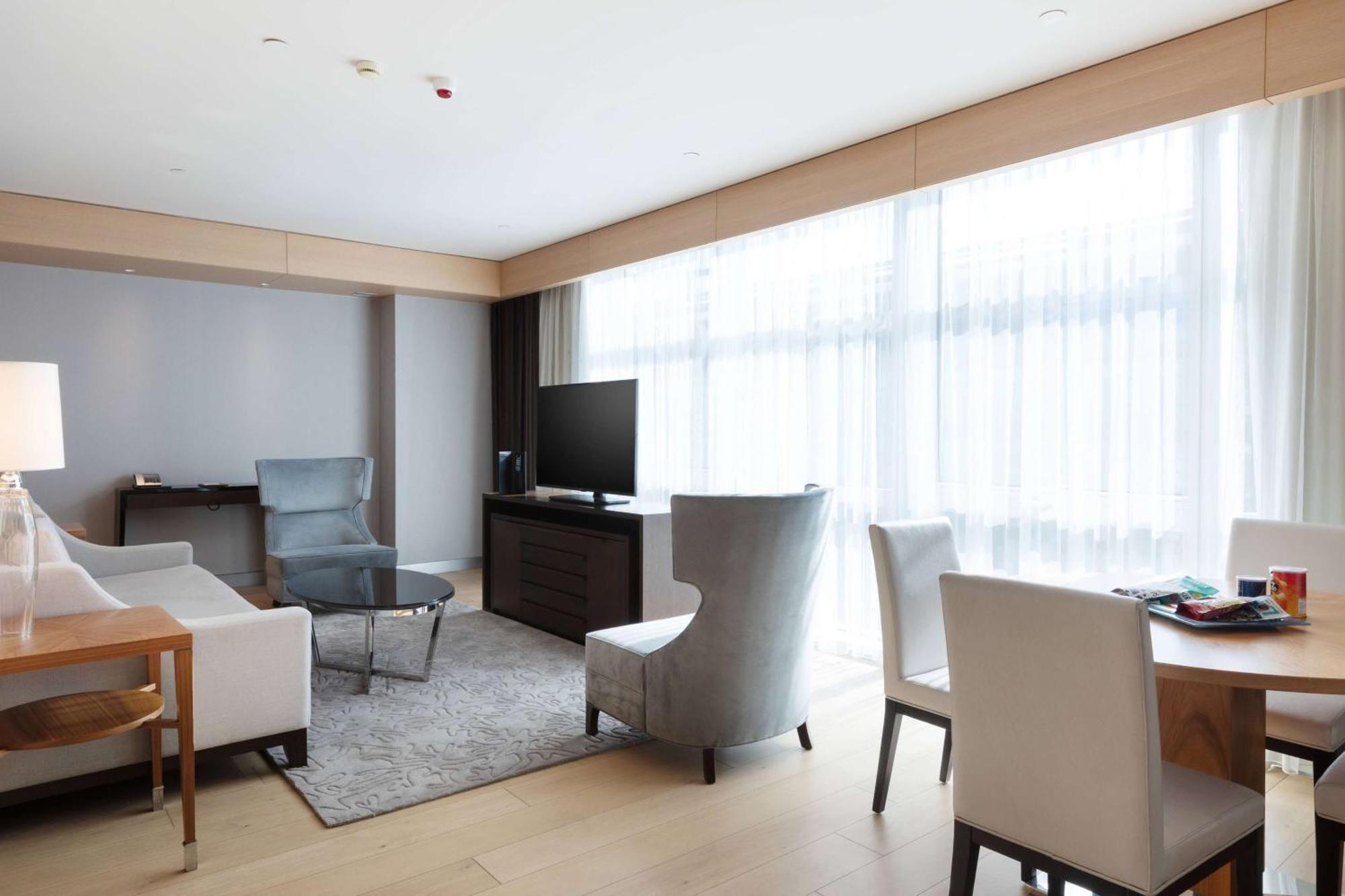 Tower Suite mit 1 Schlafzimmer, Küchenzeile und eingeschränktem Meerblick