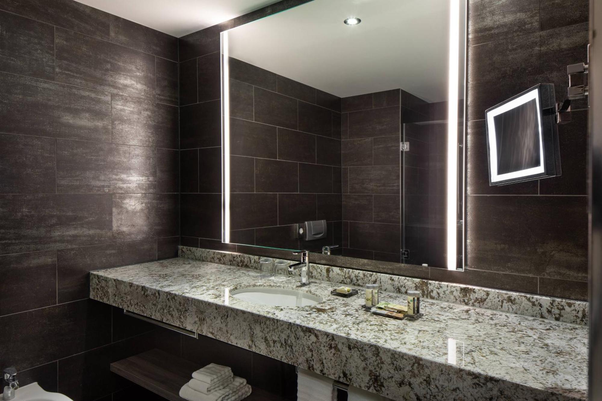 Superior Room, Larger Guest room, 1 King,1643143349:JPEG