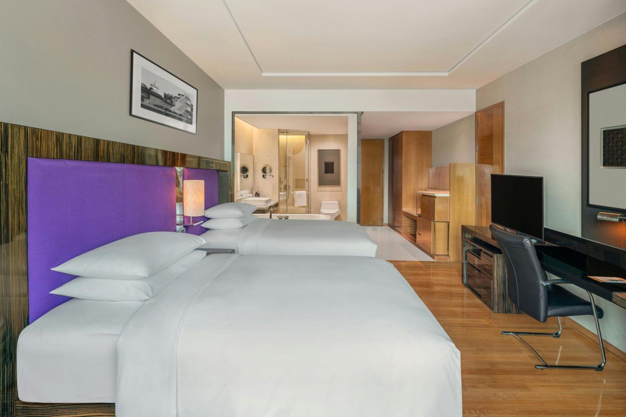 R Discovery Two Double Bed High Floor