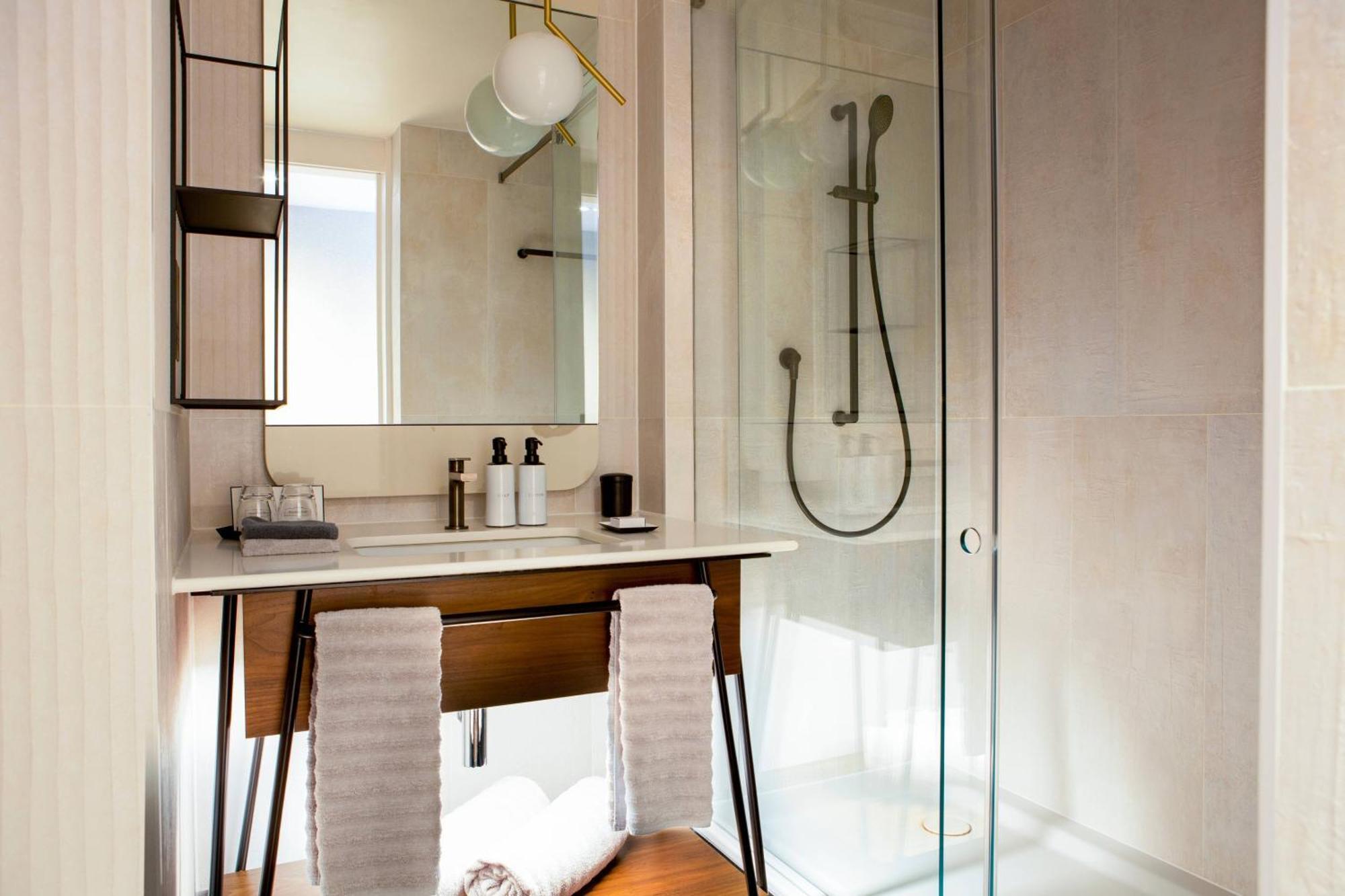 Queen Room,1643201223:JPEG