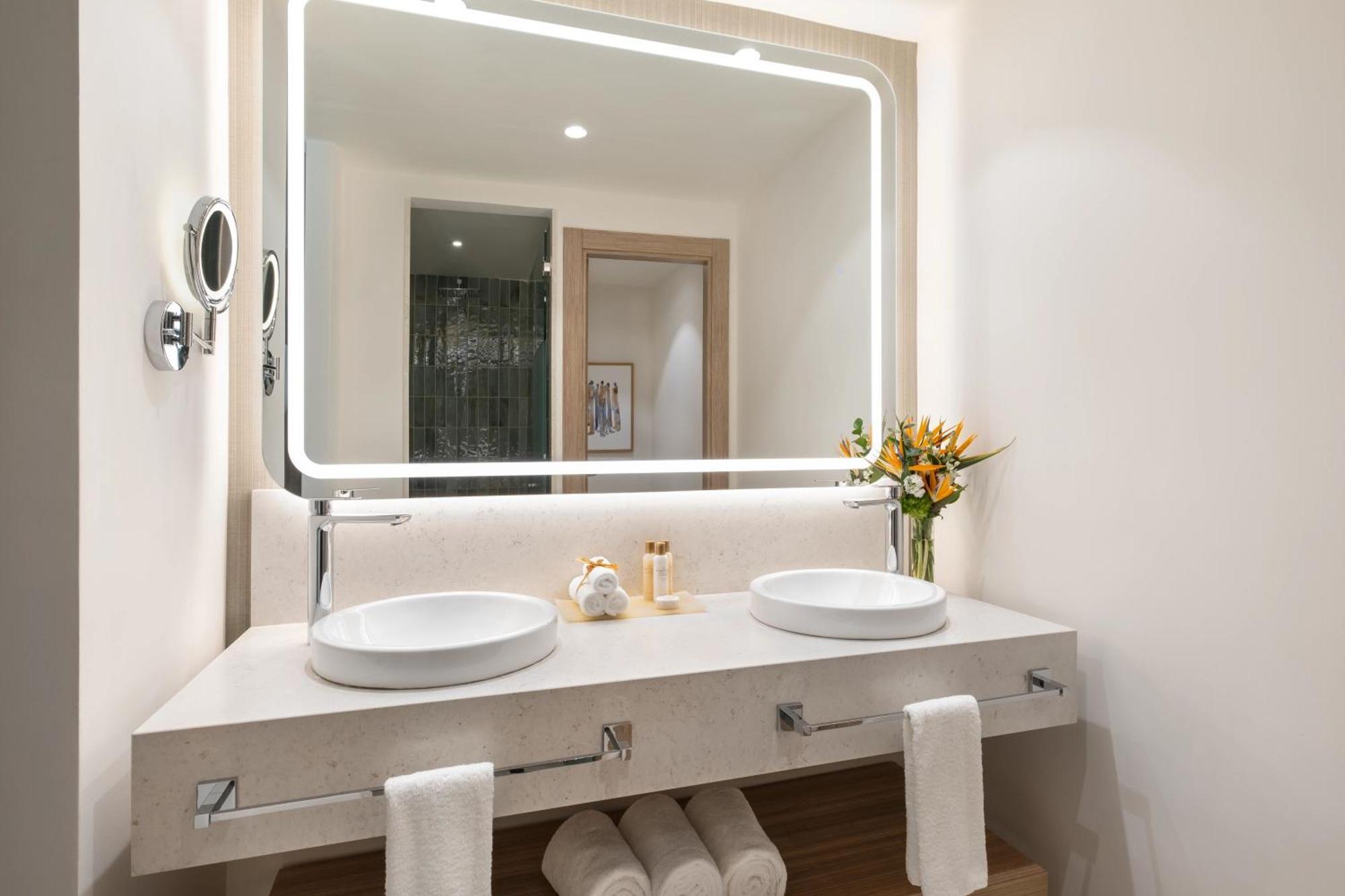 Preferred Club Junior Suite mit direktem Poolzugang und Doppelbett