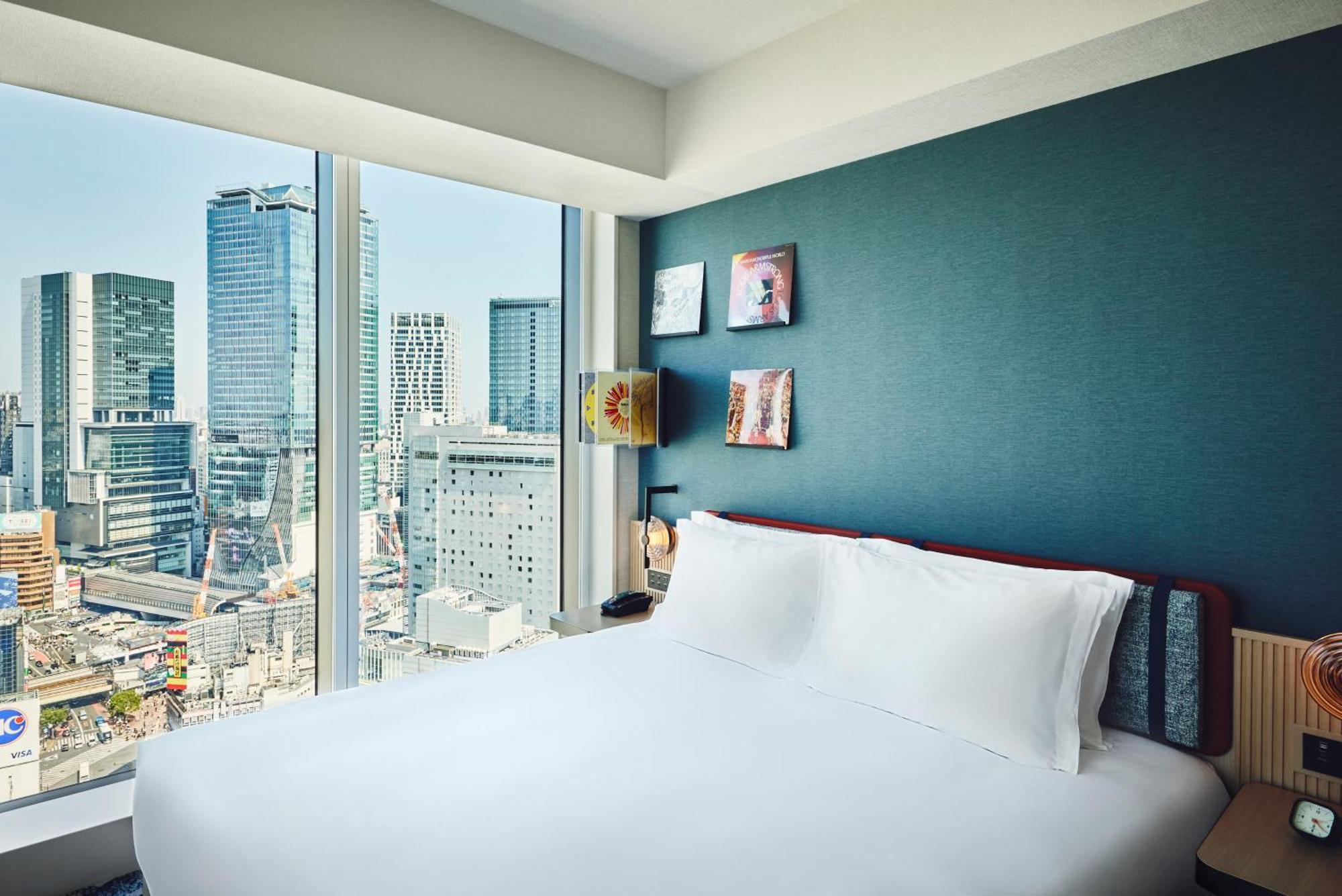 Premium Zimmer mit Kingsize-Bett, Blick auf das Scramble und separatem Bad