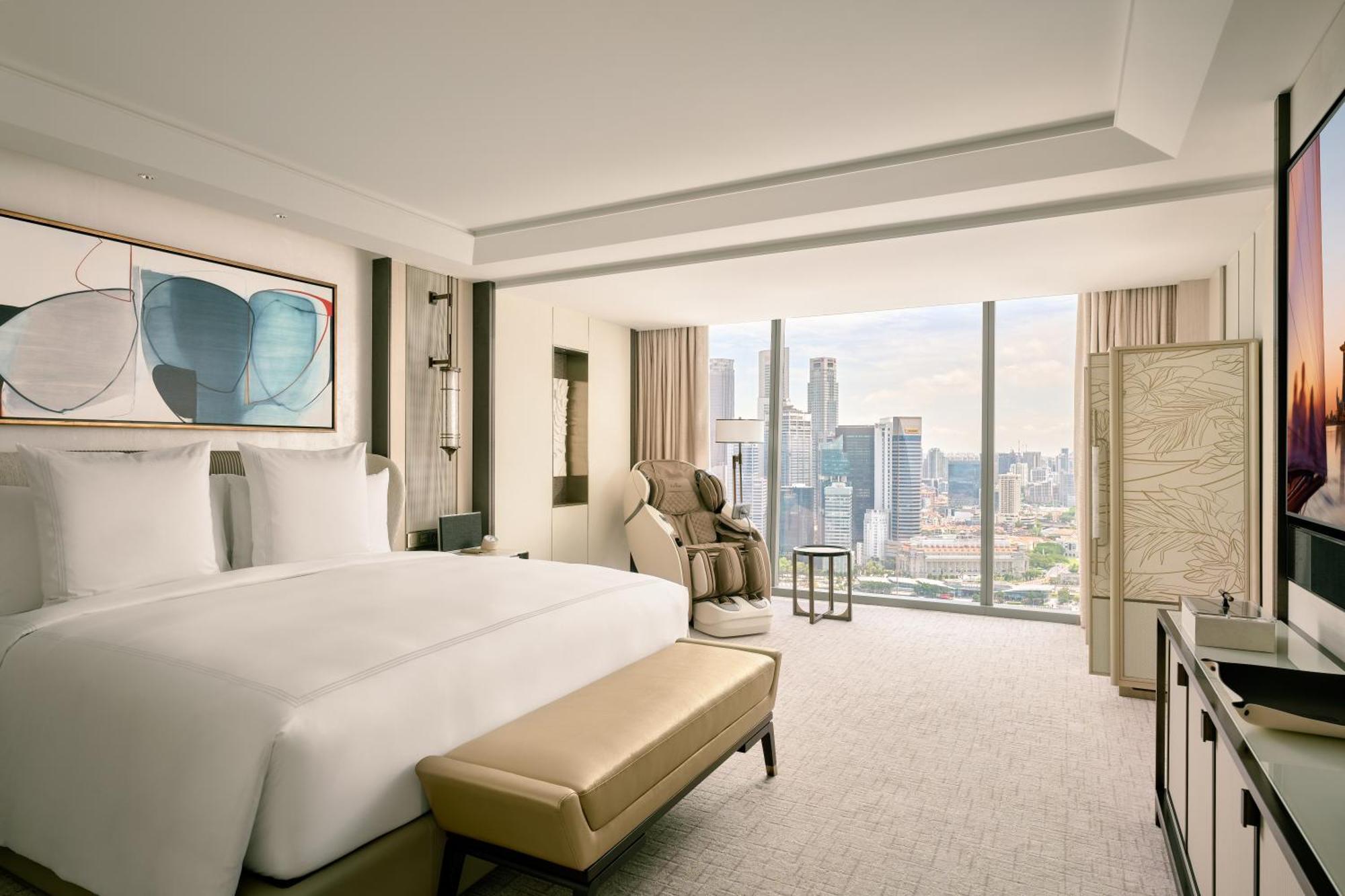 Paiza Signature Suite mit Kingsize-Bett und Stadtblick