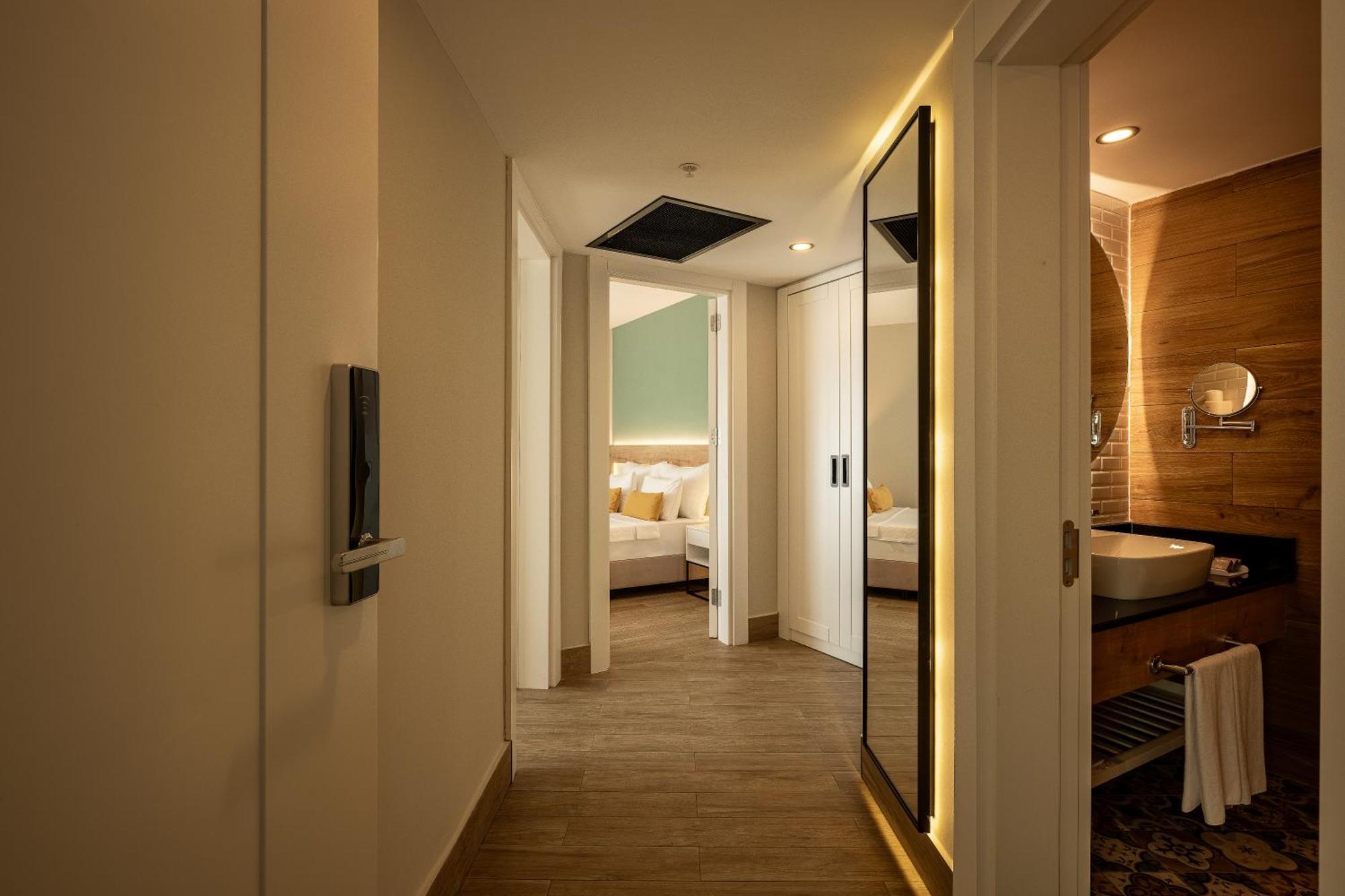 Two Bedroom Family Room,1660300204:JPEG