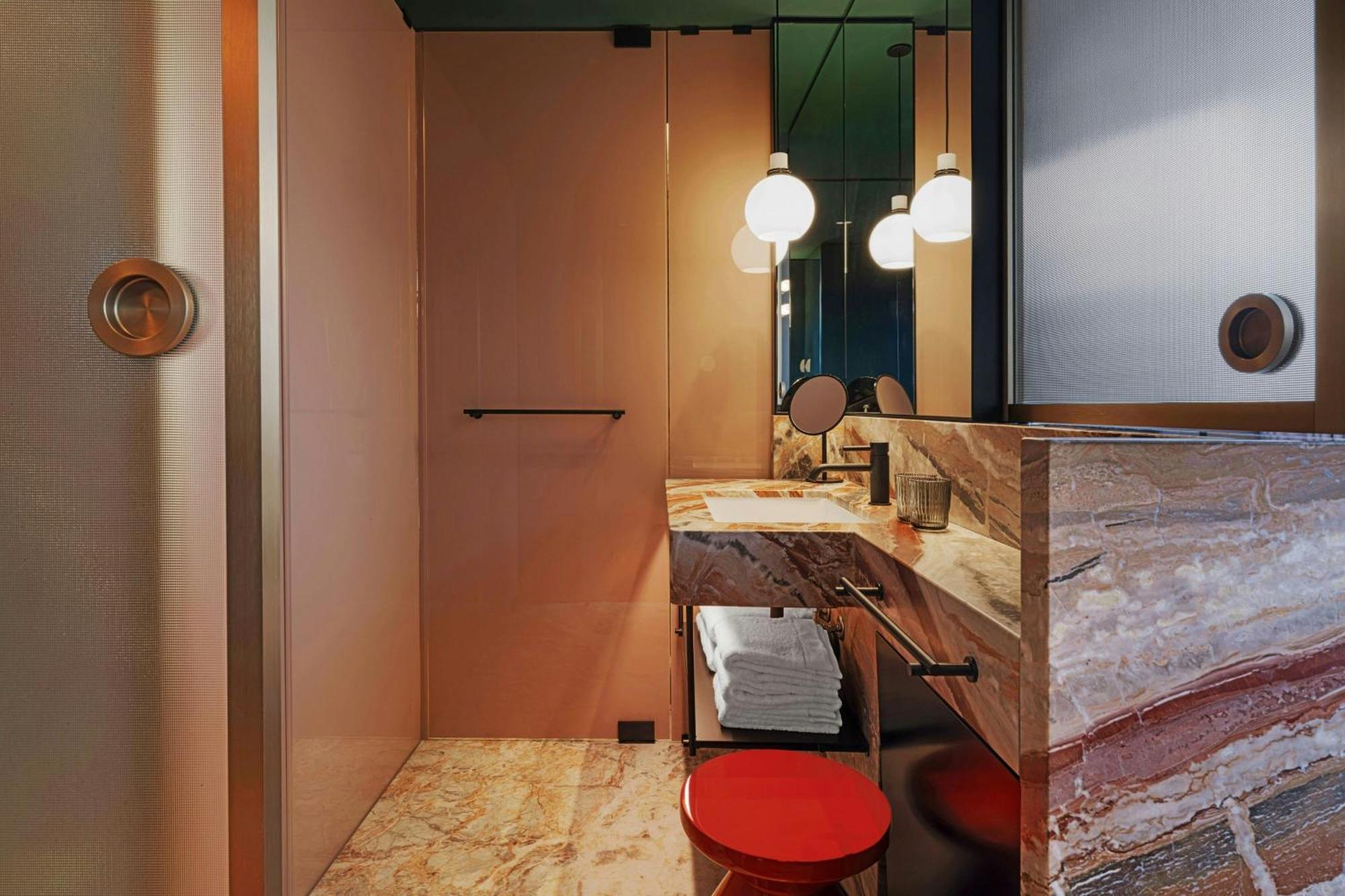 Atelier-Zimmer mit Kingsize-Bett und Stadtblick