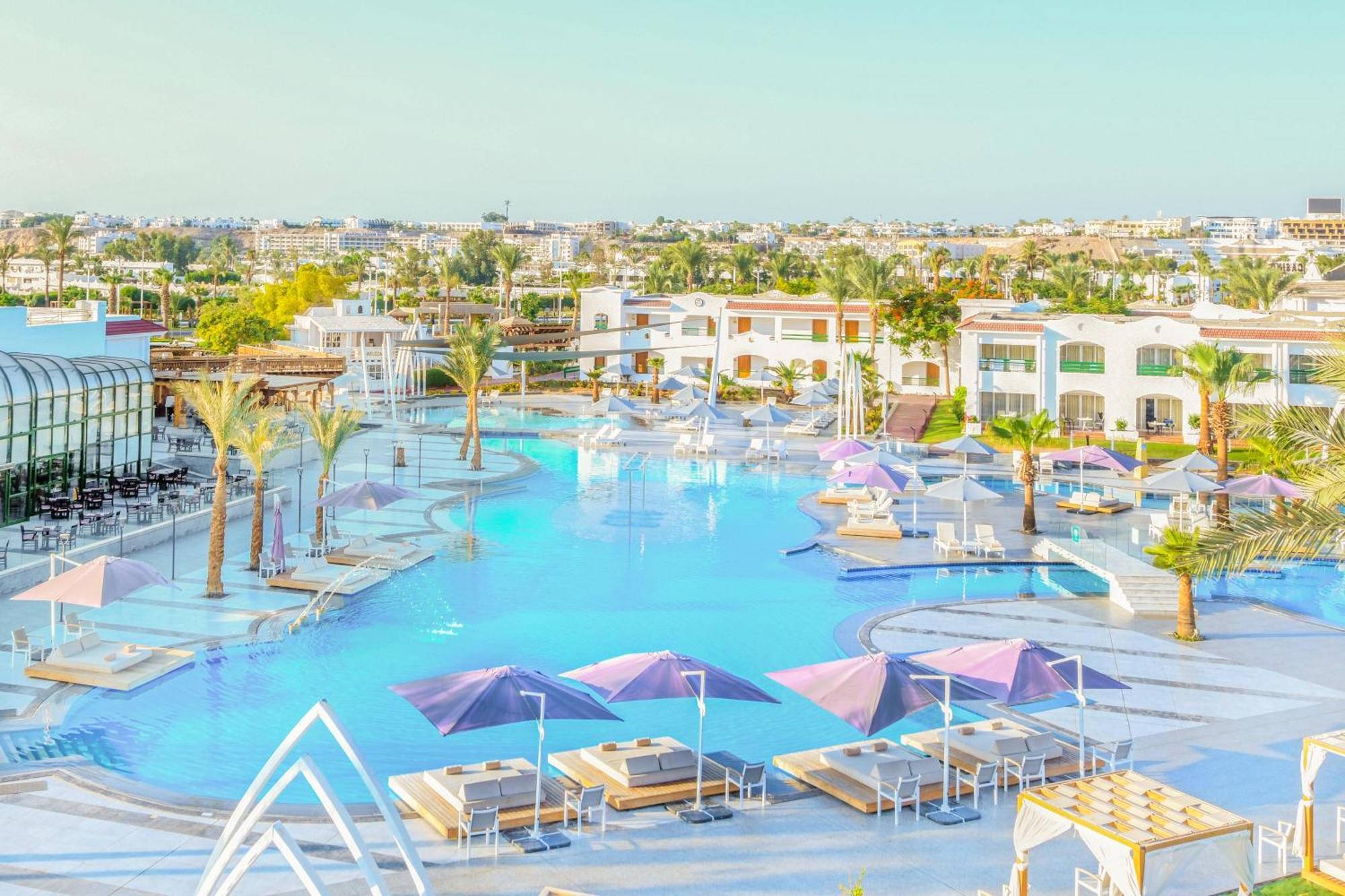 Deluxe, Queen- oder Zweibettzimmer mit Poolblick