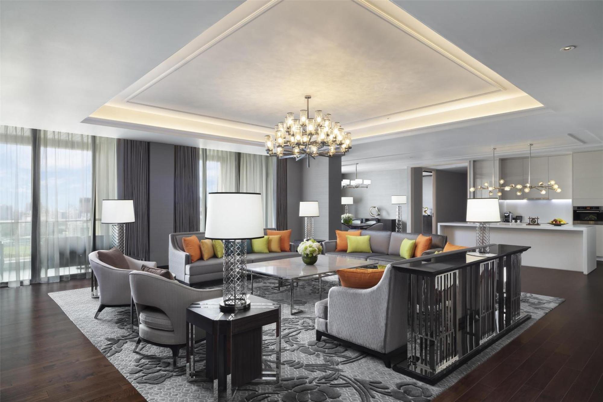 Sindhorn Royal Suite mit 3 Schlafzimmern, Balkon, Zugang zur Lounge und Zugang zum Thermalbereich