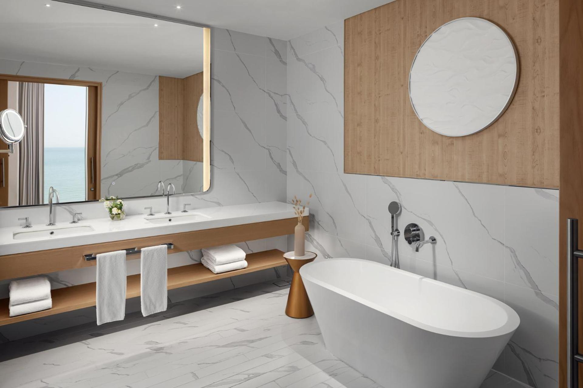 St.Regis Suite mit Kingsize-Bett und Meerblick