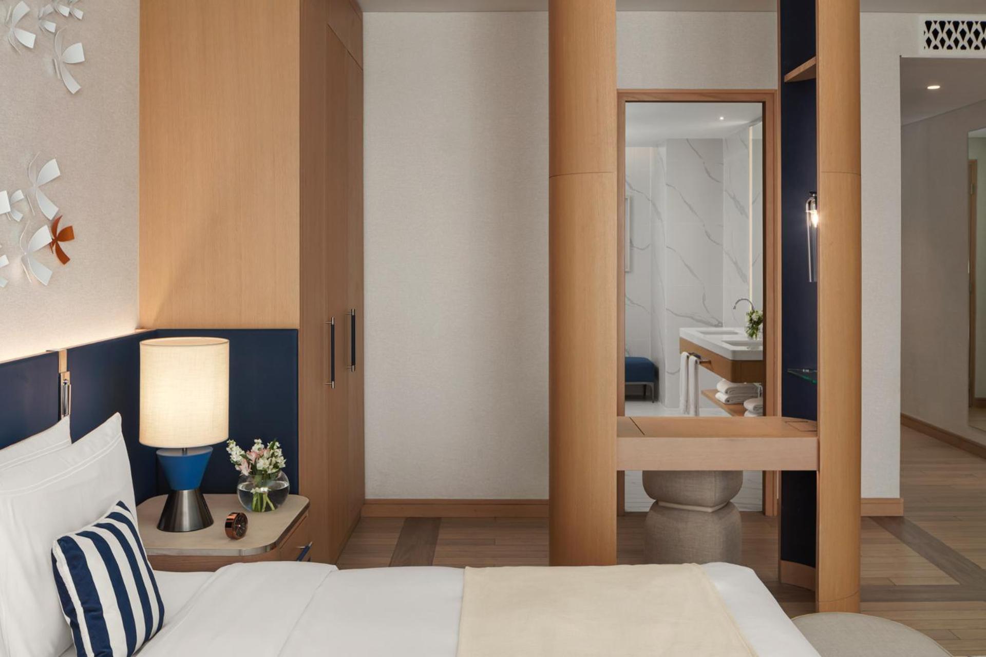 Deluxe Zimmer mit Kingsize-Bett und Poolblick.