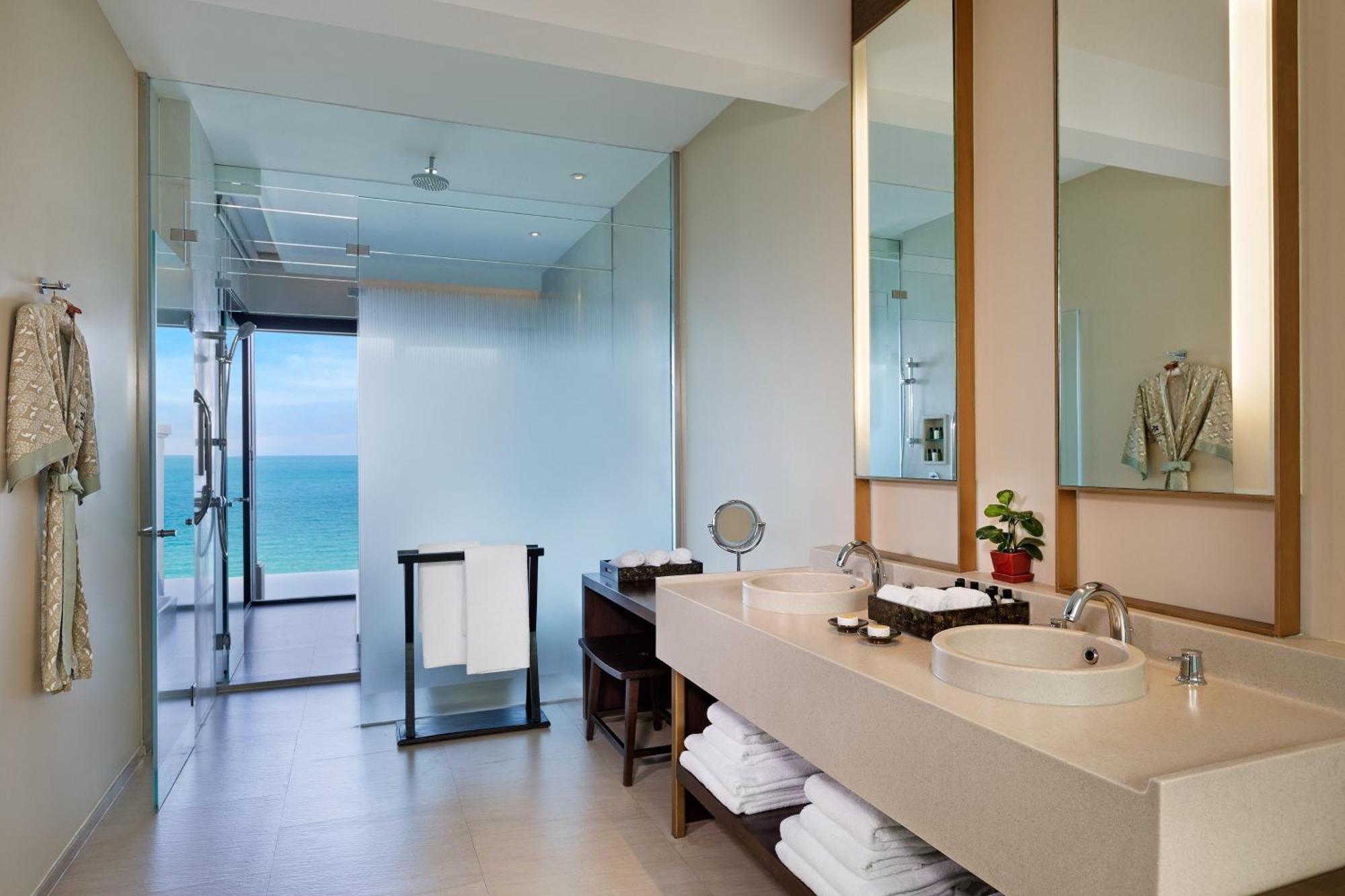 Grand Pool Suite mit Kingsize-Bett, Schlafsofa und Meerblick