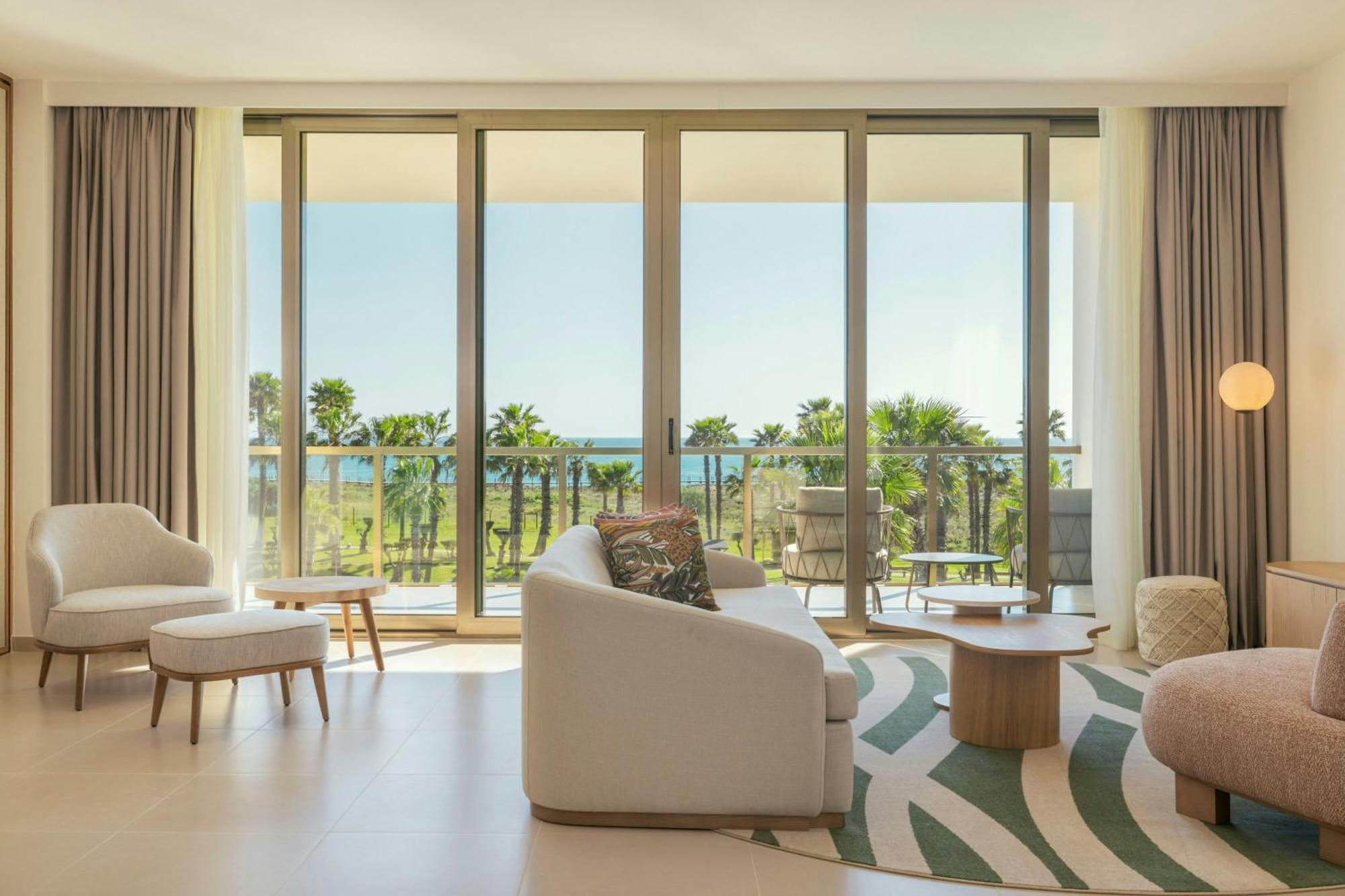 Junior Suite mit Kingsize-Bett, Balkon und Meerblick