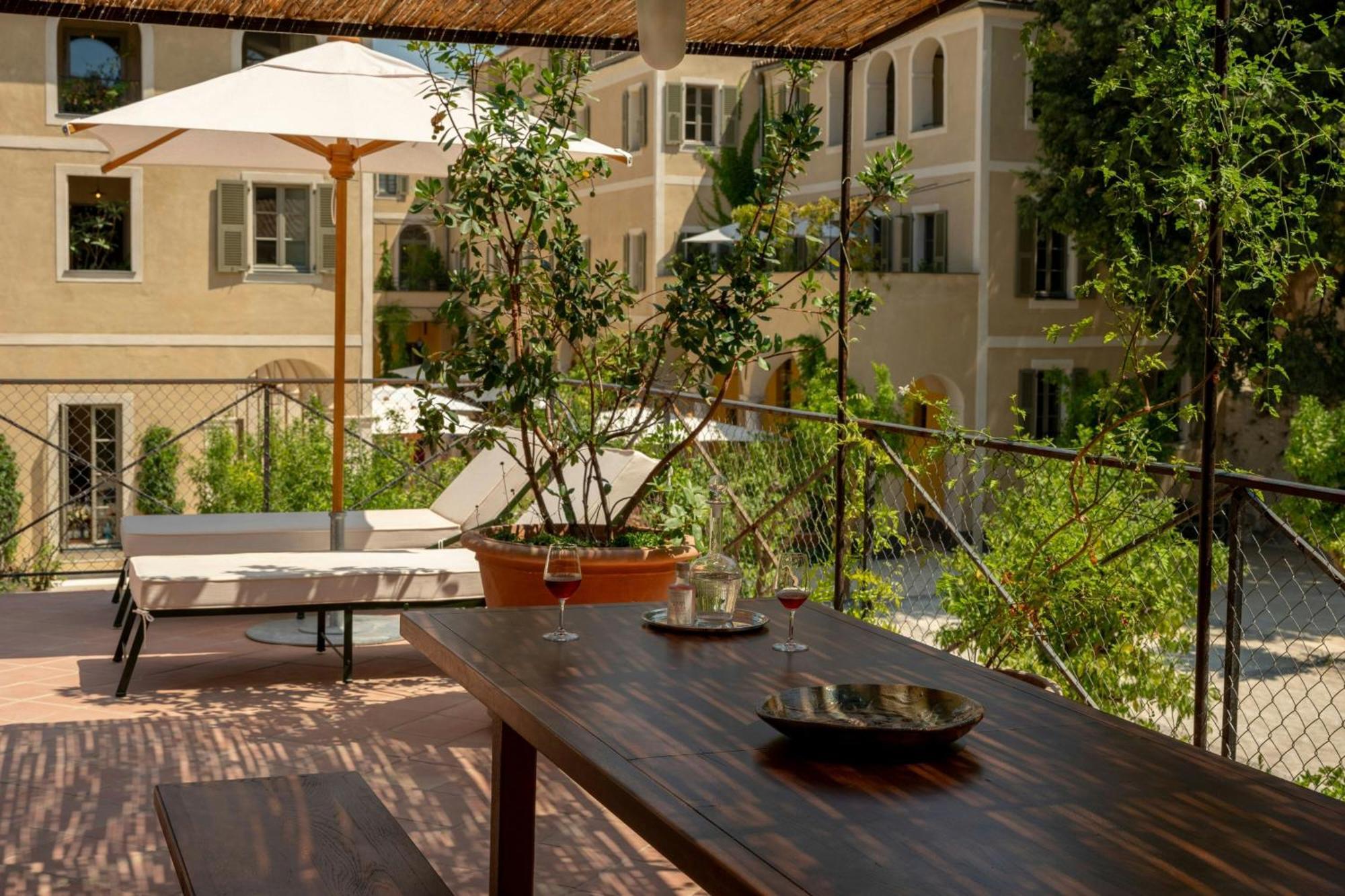 Terrasse du Cloitre Suite mit Kingsize-Bett und Balkon
