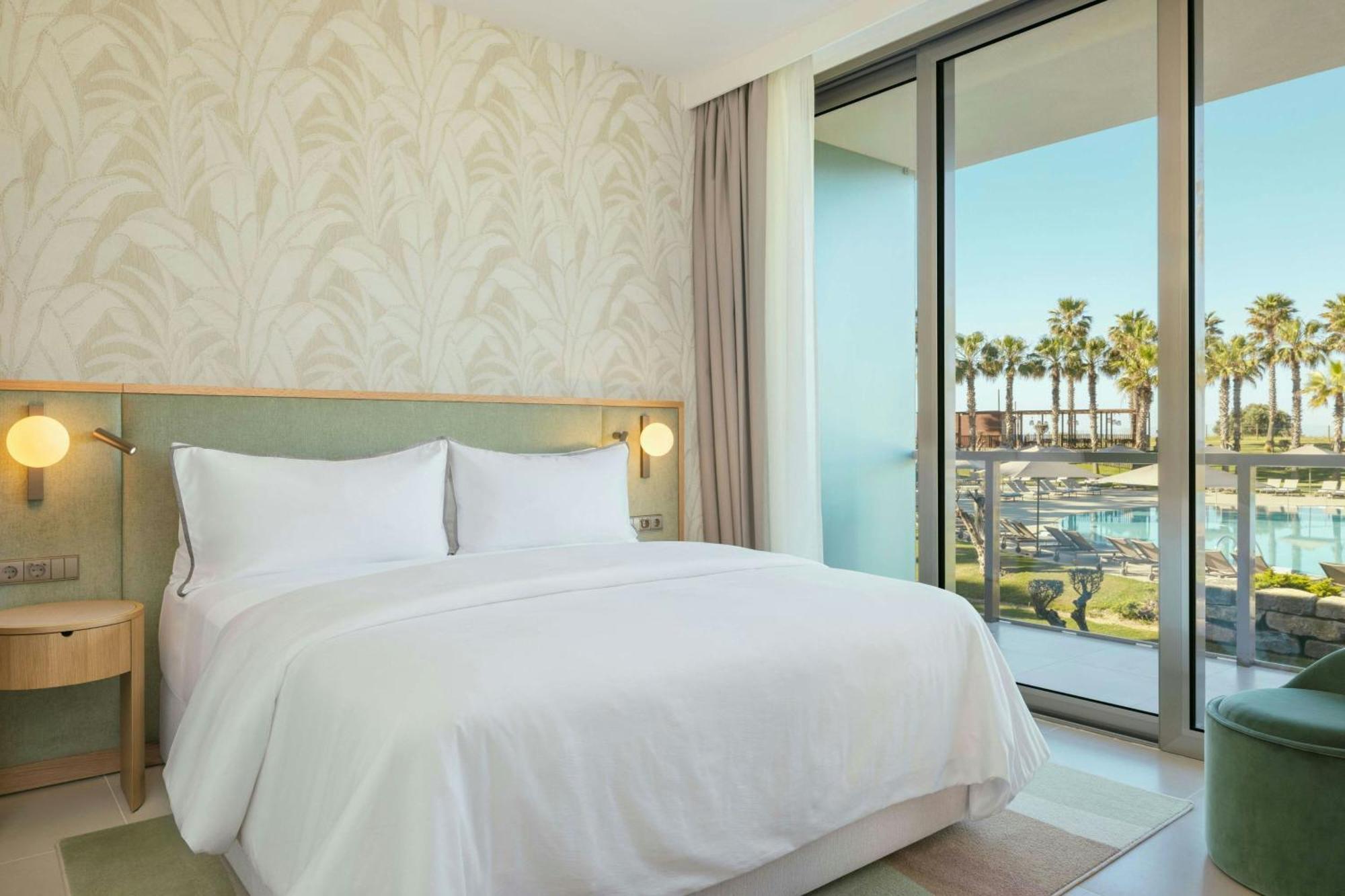 Junior Suite mit Kingsize-Bett, Balkon und Poolblick
