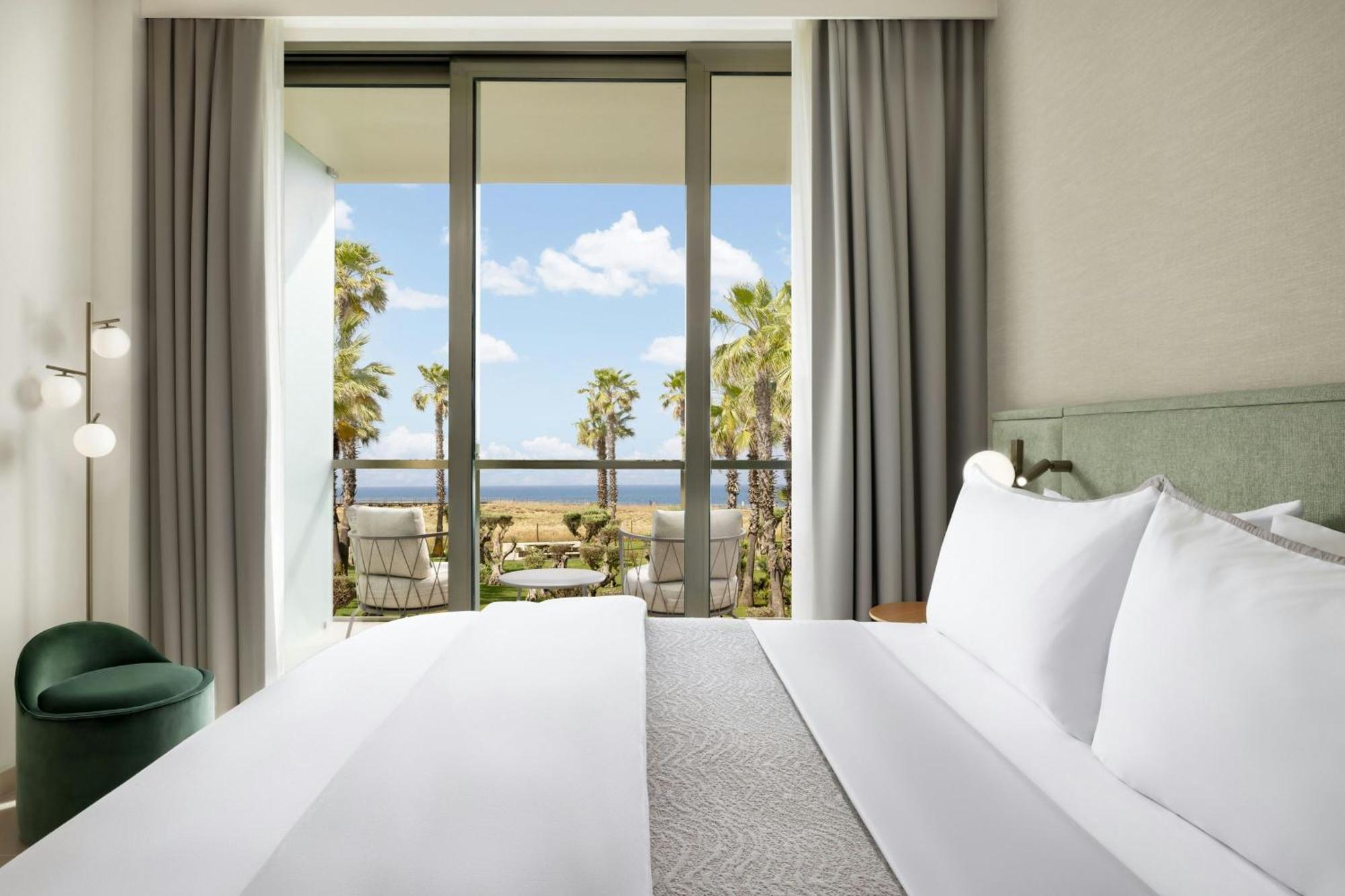 Deluxe Zimmer mit Kingsize-Bett, Balkon und Meerblick