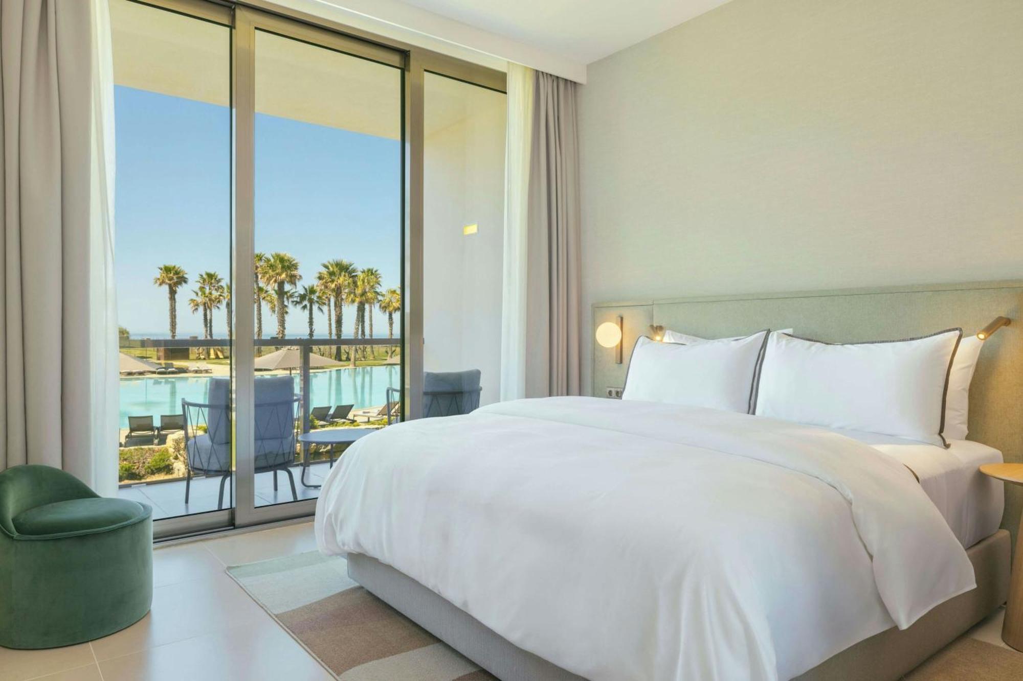 Doppelzimmer mit Kingsize-Bett und Poolblick