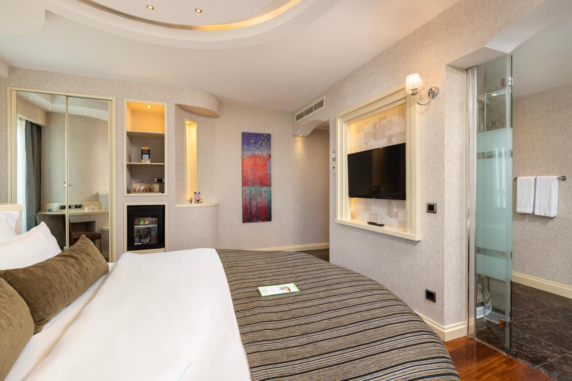 Corner Double Room,1685068675:JPEG