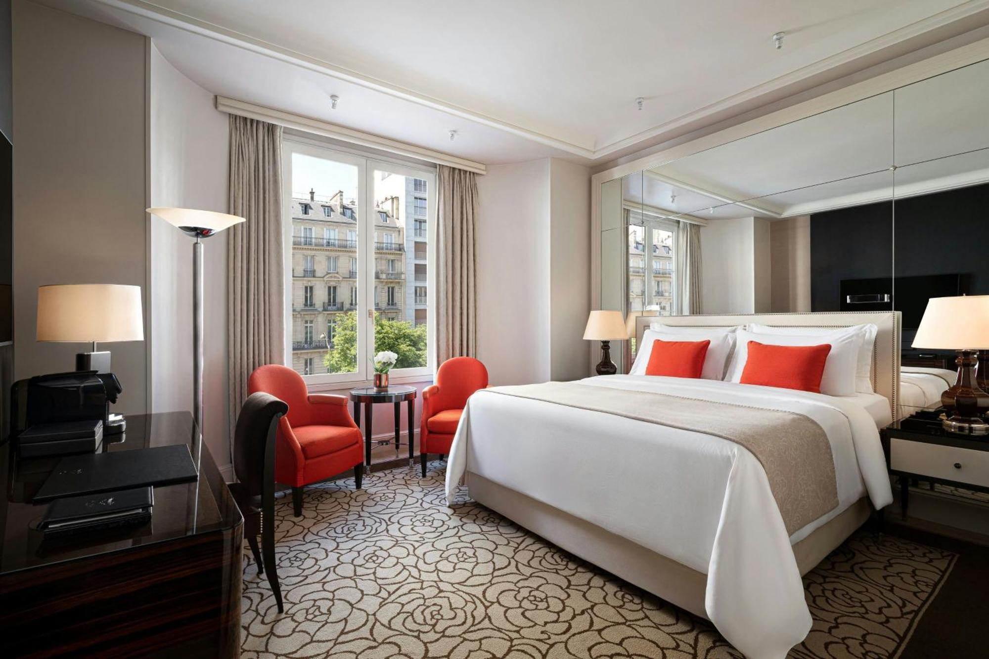 Zimmer im Art-déco-Stil mit 1 Kingsize-Bett