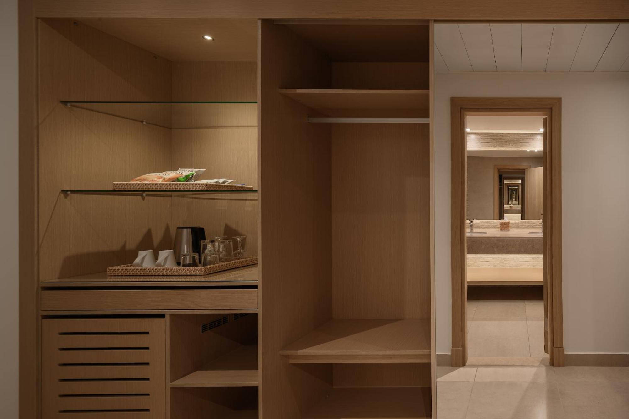 Deluxe Familienzimmer mit Queensize-Bett oder 2 Einzelbetten, eingeschränkter Meerblick