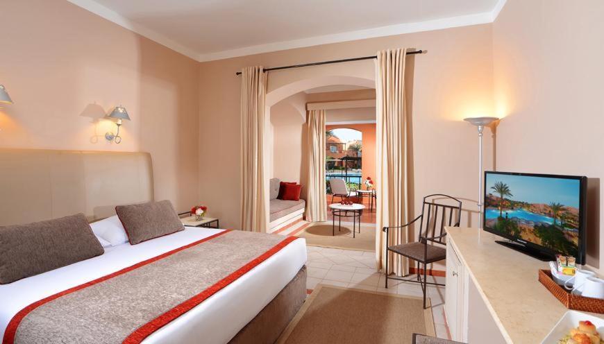 Familienzimmer mit Queensize-Bett oder 2 Einzelbetten und Poolblick