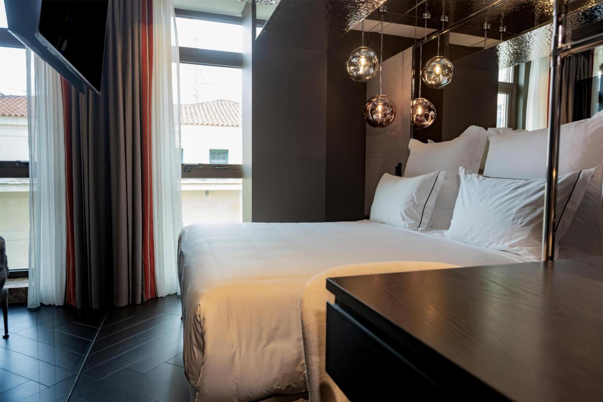 Zimmer mit Kingsize-Bett und Schlafsofa