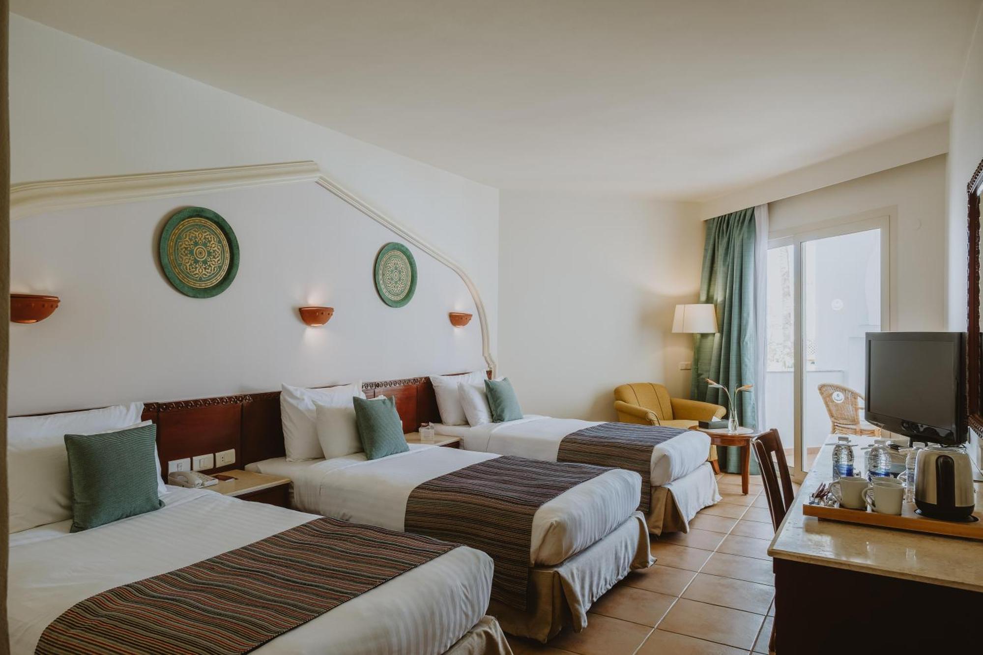 Superior Dreibettzimmer mit Poolblick
