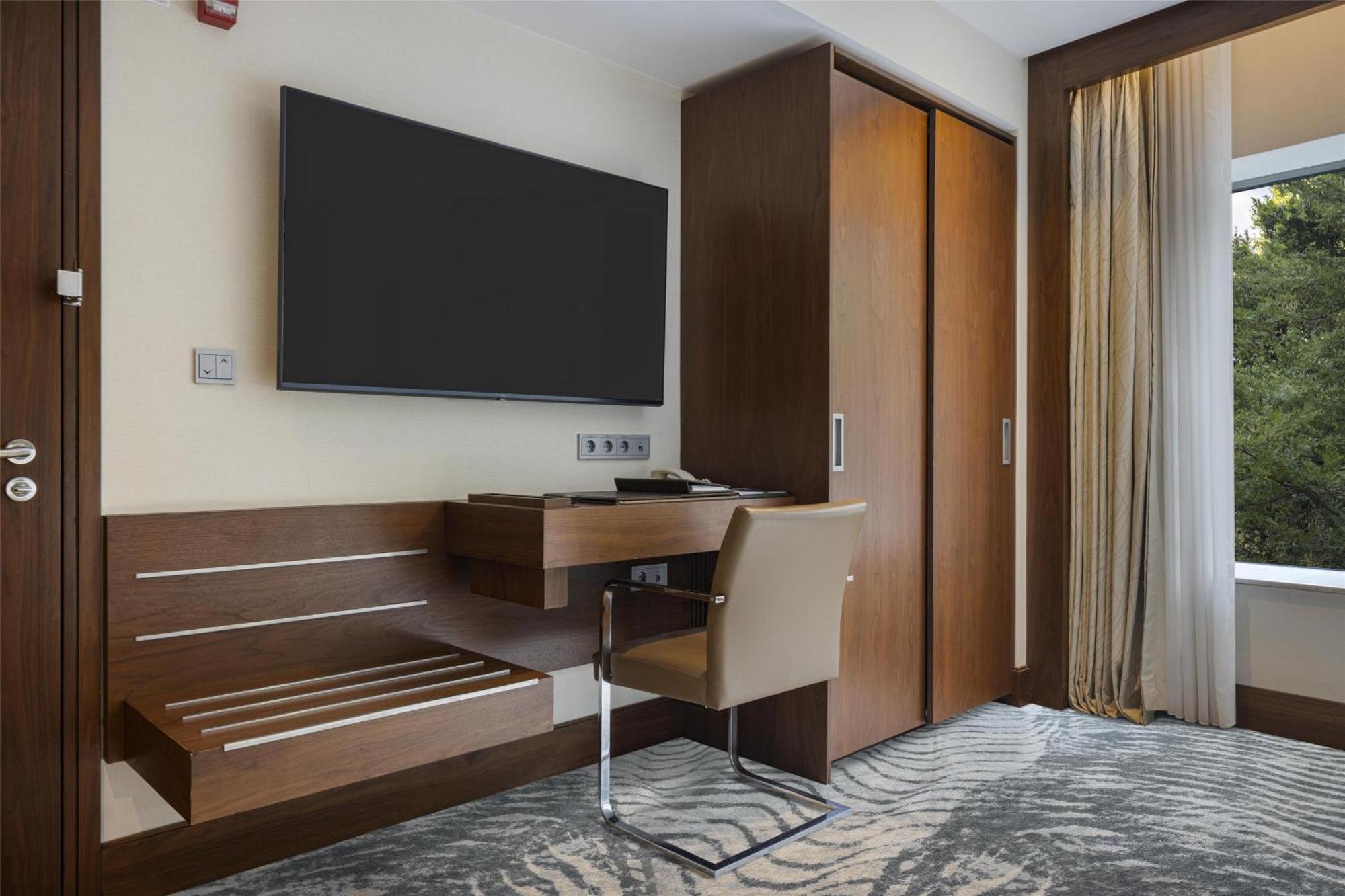 Deluxe King Room - Wheelchair Accessible,1698856387:JPEG