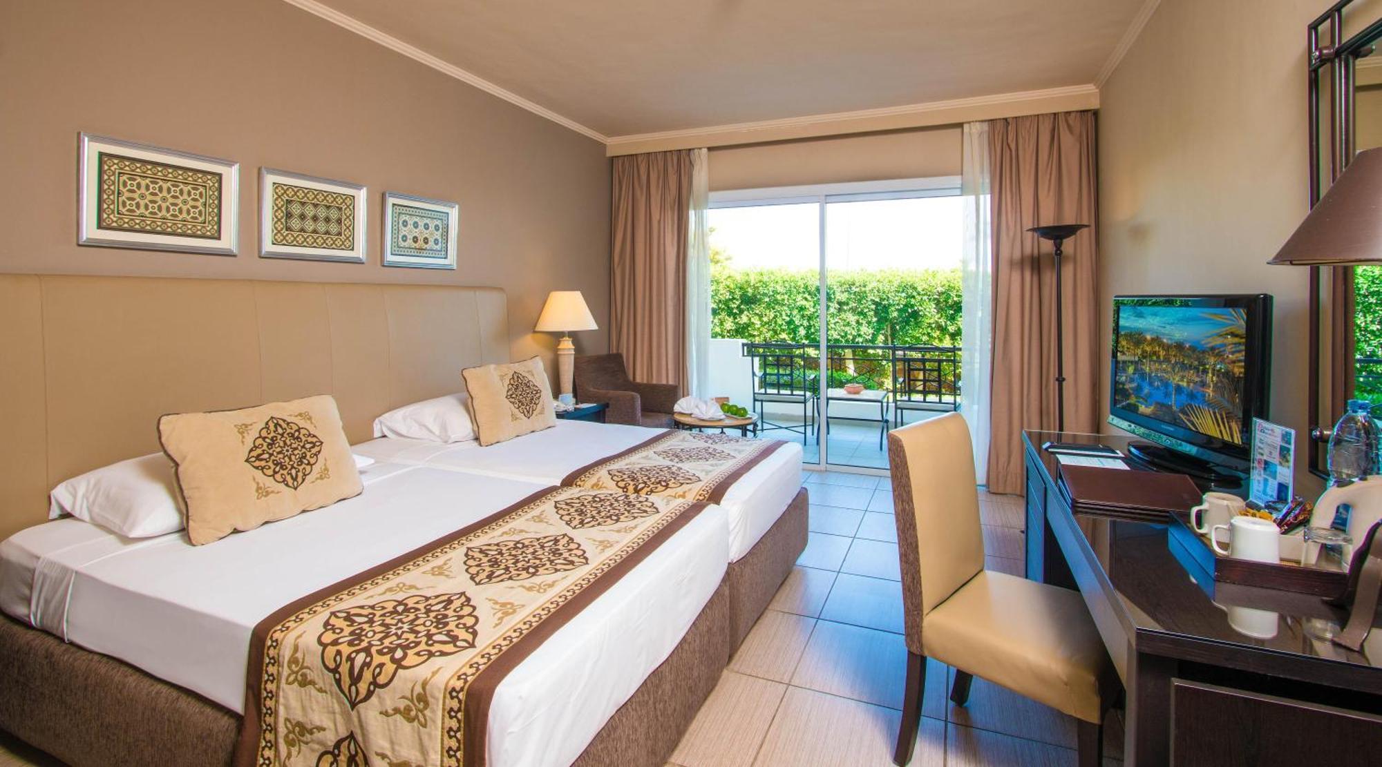 Superior Zimmer mit Queensize-Bett oder 2 Einzelbetten, Garten- oder Poolblick